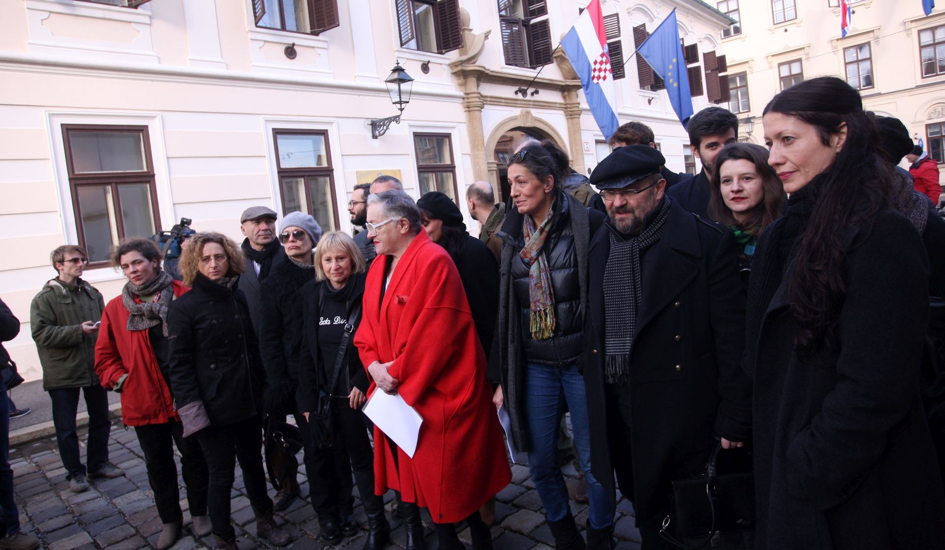 Zagreb, 02.02.2016 - Inicijativa Kulturnjaci2016 odrala je ispred zgrade Vlade konferenciju za novinare u povodu apela Vladi i premijeru Tihomiru Orekoviæu za smjenu ministra kulture Zlatka Hasanbegoviæa. Na konferenciji su izmeðu ostalih sudjelovali Ura Raukar, Dunja Vejzoviæ, Ivica Buljan, Zoran Feriæ, Ivana Sajko i Doris ariæ Kukuljica. foto HINA/ Daniel KASAP / dk