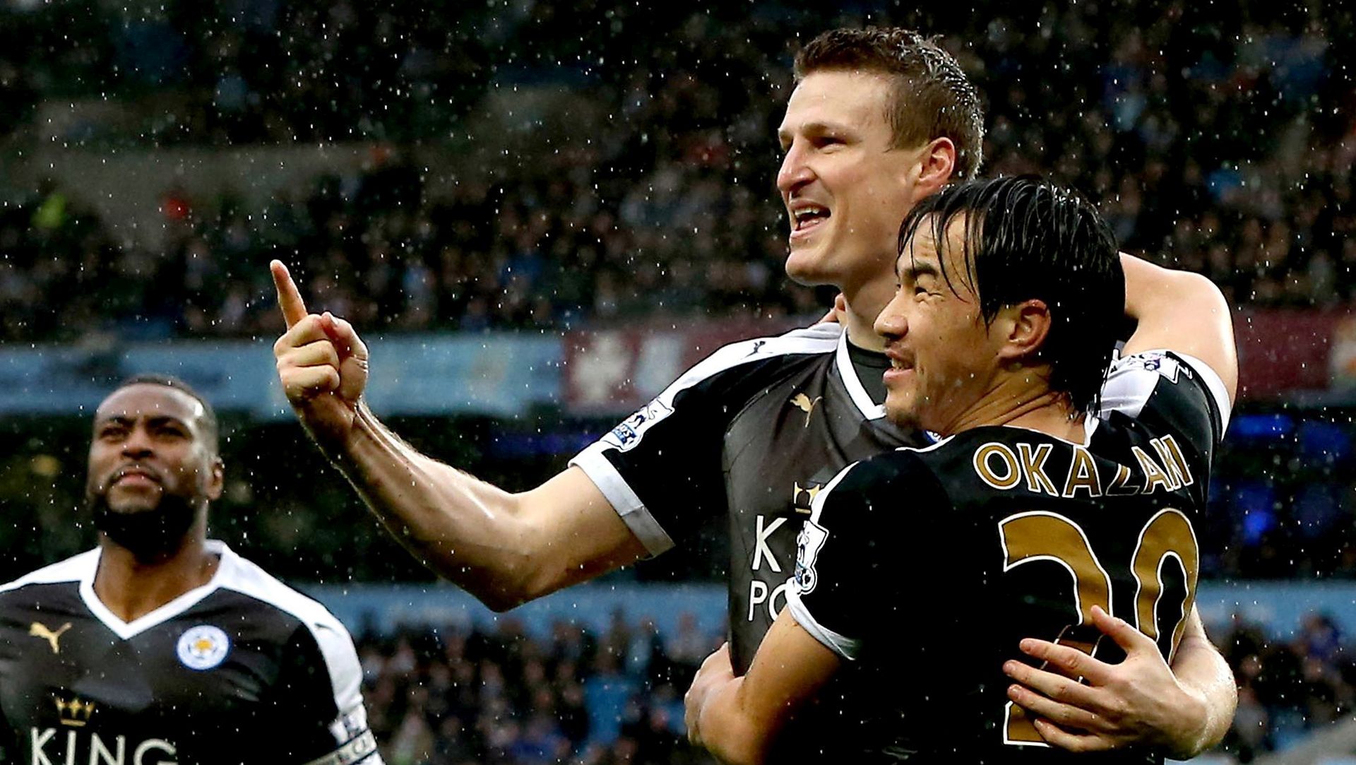 epa05146112 Leicester City's Robert Huth (2NDL) celebrates scoring during the English Premier League soccer match between Manchester City and Leicester City at the Etihad Stadium, Manchester, Britain, 6 February 2016.  EPA/Nigel Roddis EDITORIAL USE ONLY. No use with unauthorized audio, video, data, fixture lists, club/league logos or 'live' services. Online in-match use limited to 75 images, no video emulation. No use in betting, games or single club/league/player publications.