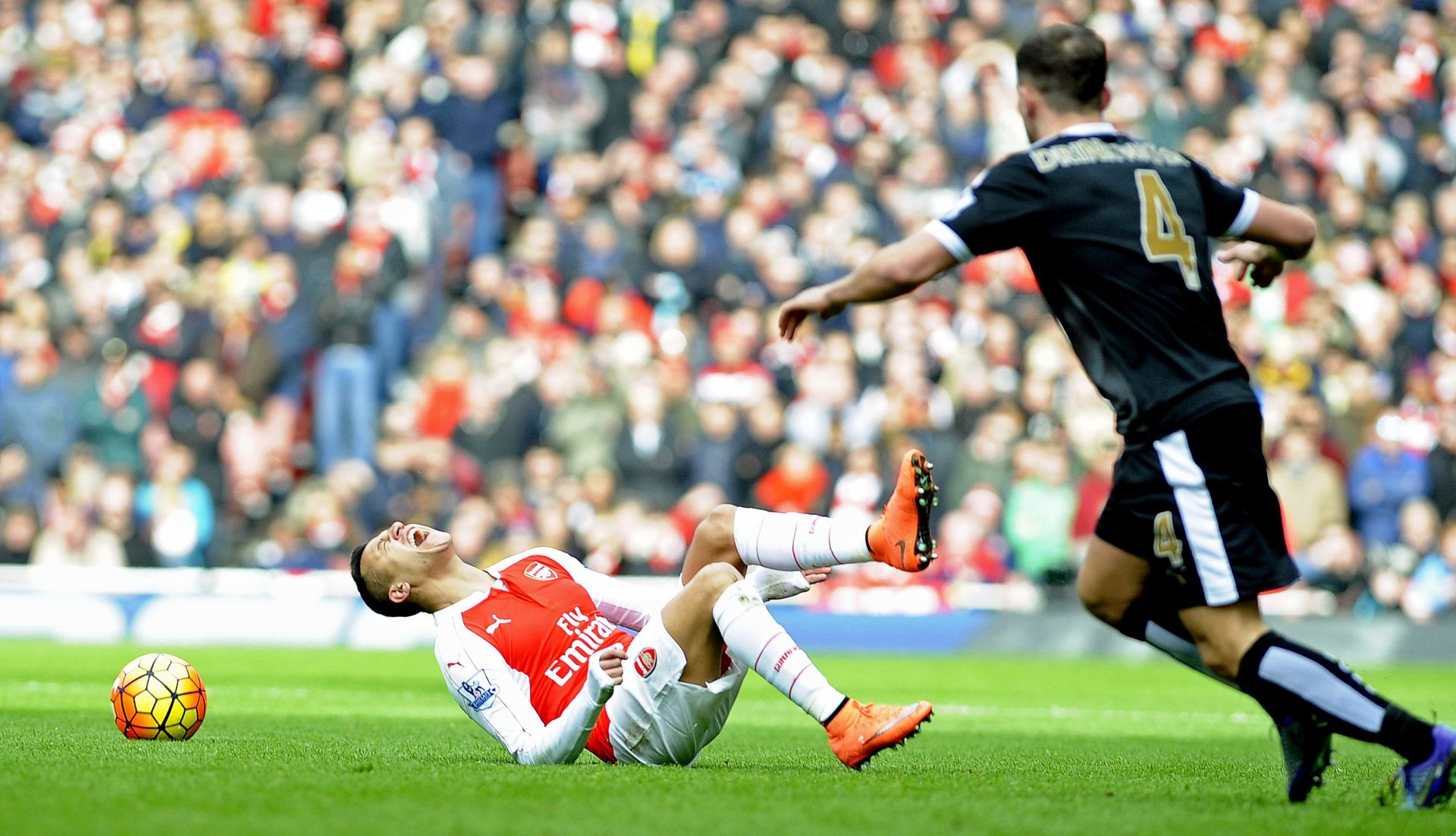 epa05160104 Arsenal's Alexis Sanchez (L) in action against Leicester's Danny Drinkwater (R) during the English Premier League soccer match between Arsenal FC and Leicester City in London, Britain, 14 February 2016.  EPA/GERRY PENNY EDITORIAL USE ONLY. No use with unauthorized audio, video, data, fixture lists, club/league logos or 'live' services. Online in-match use limited to 75 images, no video emulation. No use in betting, games or single club/league/player publications.