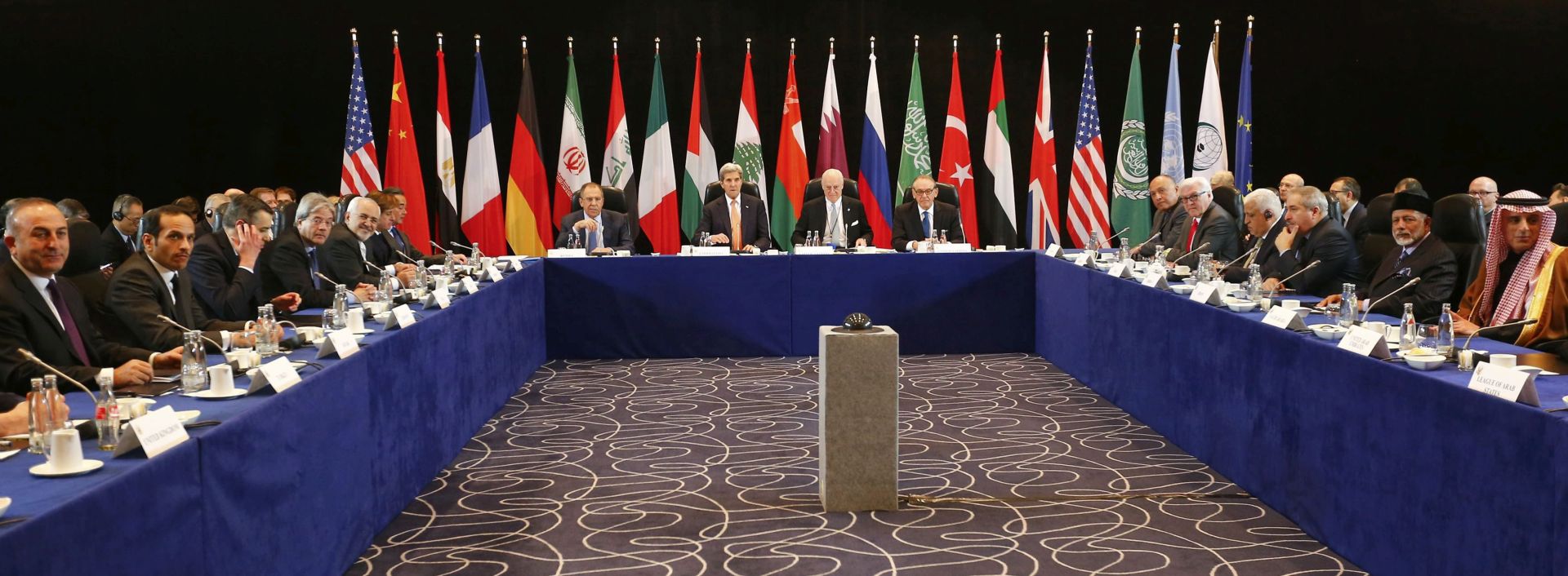 epa05154985 US Secretary of State John Kerry (C-2L) and Russian Foreign Minister Sergei Lavrov (C-L) attend the International Syria Support Group (ISSG) meeting in Munich, Germany, 11 February 2016, together with members of the Syrian opposition and other officials.  EPA/MICHAEL DALDER / POOL
