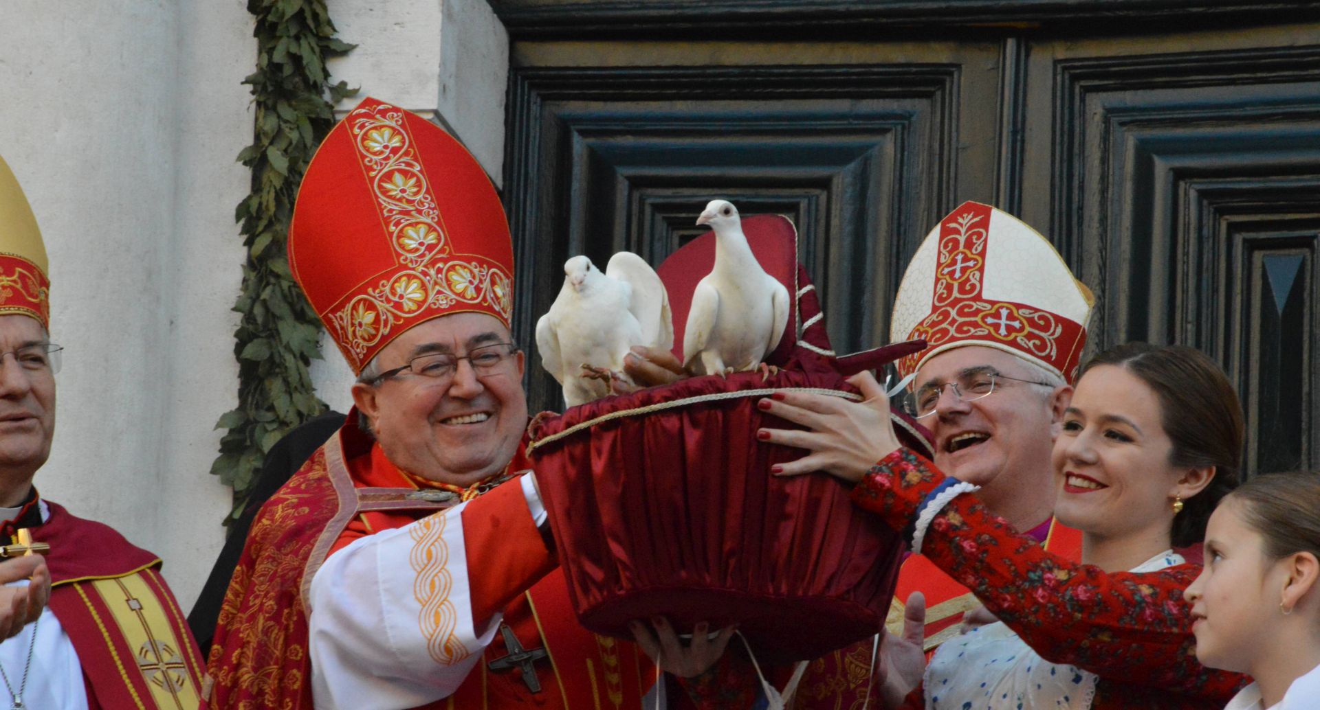 Dubrovnik, 02.02.2016 - Putanjem golubica i podizanjem barjaka u èast svetog Vlaha u Dubrovniku je u utorak na Kandeloru pred obnovljenom Crkvom svetog Vlaha otvorena 1044. Festa dubrovaèkog Parca, zatitnika tog grada. Na slici Vinko Puljiæ. foto HINA/Nika MILETIÆ/ ik