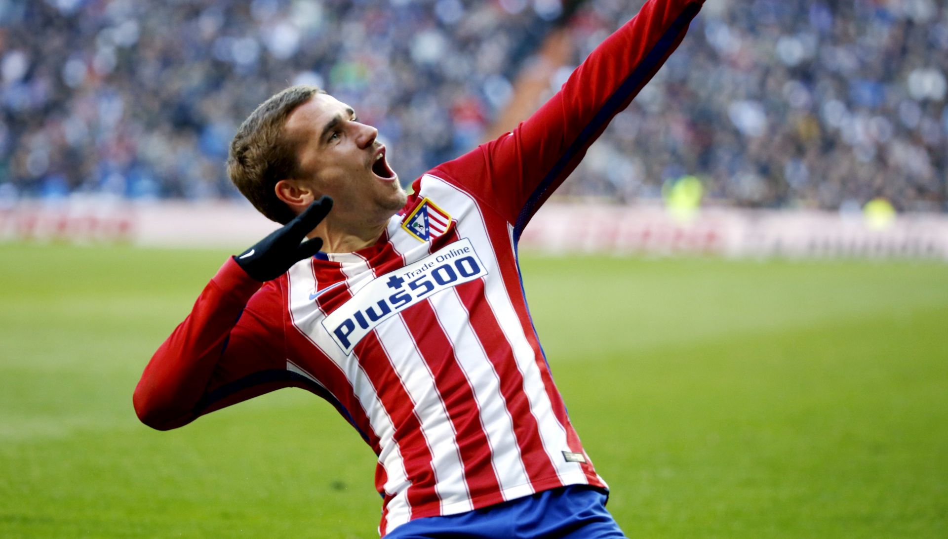 epa05183899 Atletico Madrid's French midfielder Antoine Griezmann celebrates after scoring the opening goal against Real Madrid during the Spanish Liga Primera Division soccer match played at Santiago Bernabeu stadium in Madrid, Spain, 27 February 2016.  EPA/Sergio Barrenechea