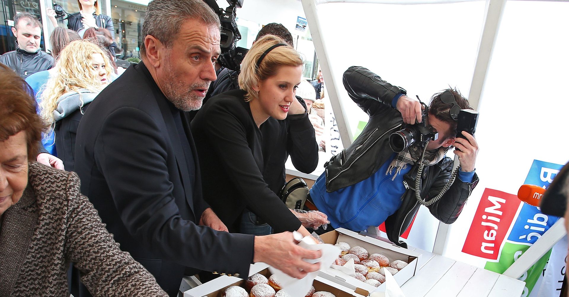 09.02.2016., Zagreb - Stranka 365 MB gradonacelnika Milana Bandica podijelila je gradjanima na Trgu bana Jelacica nekoliko tisuca krafni. 
Photo: Jurica Galoic/PIXSELL