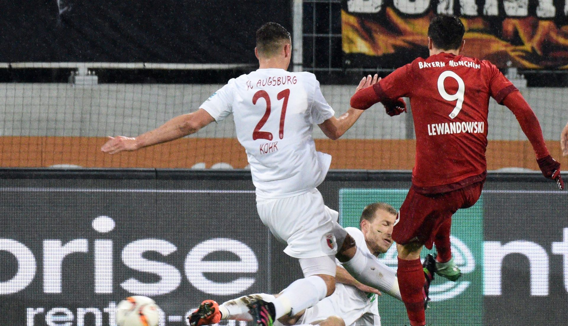 epa05160741 Munich's Robert Lewandowski scores to make it 0:1 during the German Bundesliga football match between FC Augsburg and Bayern Munich at the WWK-Arena in Augsburg, Germany, 14 February 2016.
(EMBARGO CONDITIONS - ATTENTION - Due to the accreditation guidelines, the DFL only permits the publication and utilisation of up to 15 pictures per match on the internet and in online media during the match)  EPA/STEFAN PUCHNER