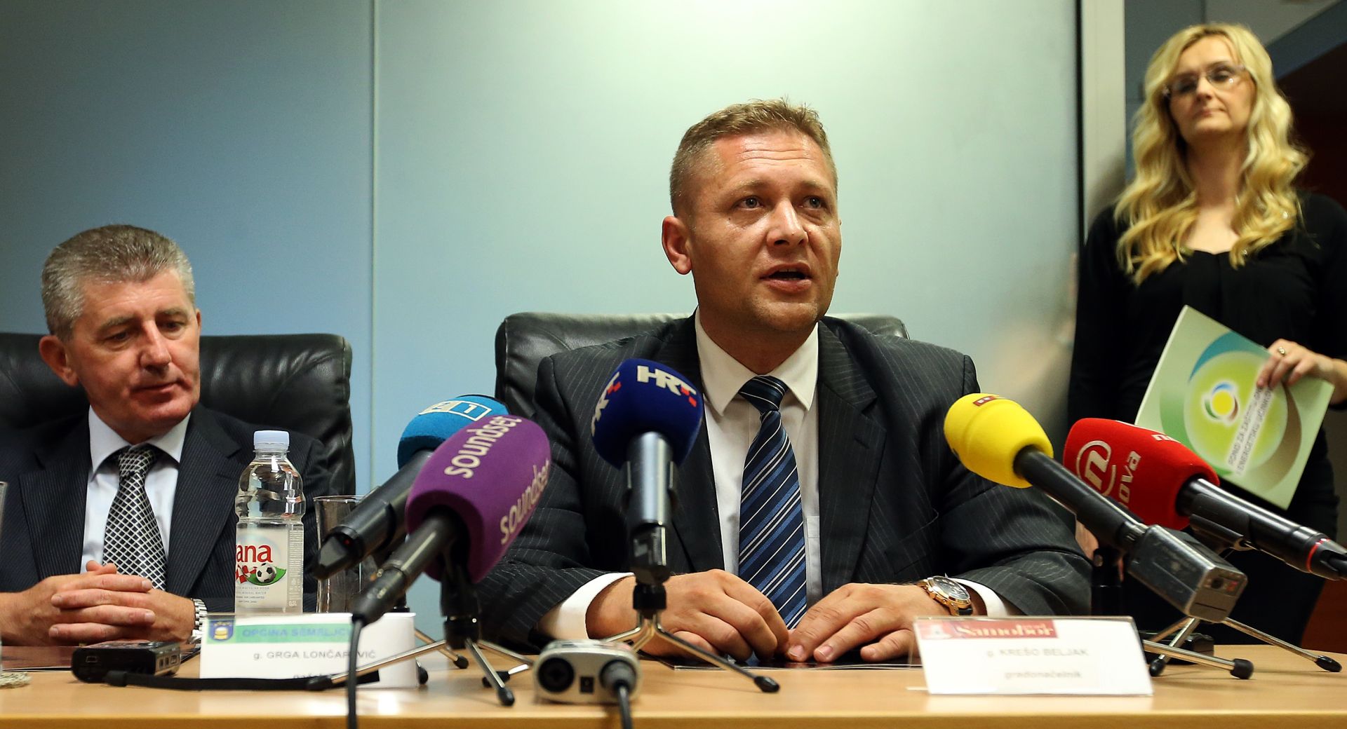 12.06.2014., Zagreb - Fond za zastitu okolisa i energetsku ucinkovitost. Ministar zastite okolisa i prirode Mihael Zmajlovic urucio je gradonacelnicima Samobora Kresi Beljaku, Pakraca Davoru Huski te nacelniku opcine Semeljci Grgi Loncarevicu pozive za dostavu projektnih prijedloga koje bi se sufinancirale iz EU fondova. Potpisivanju je nazocio i direktor fonda za zastitu okolisa Sven Muller.

Photo: Robert Anic/PIXSELL
