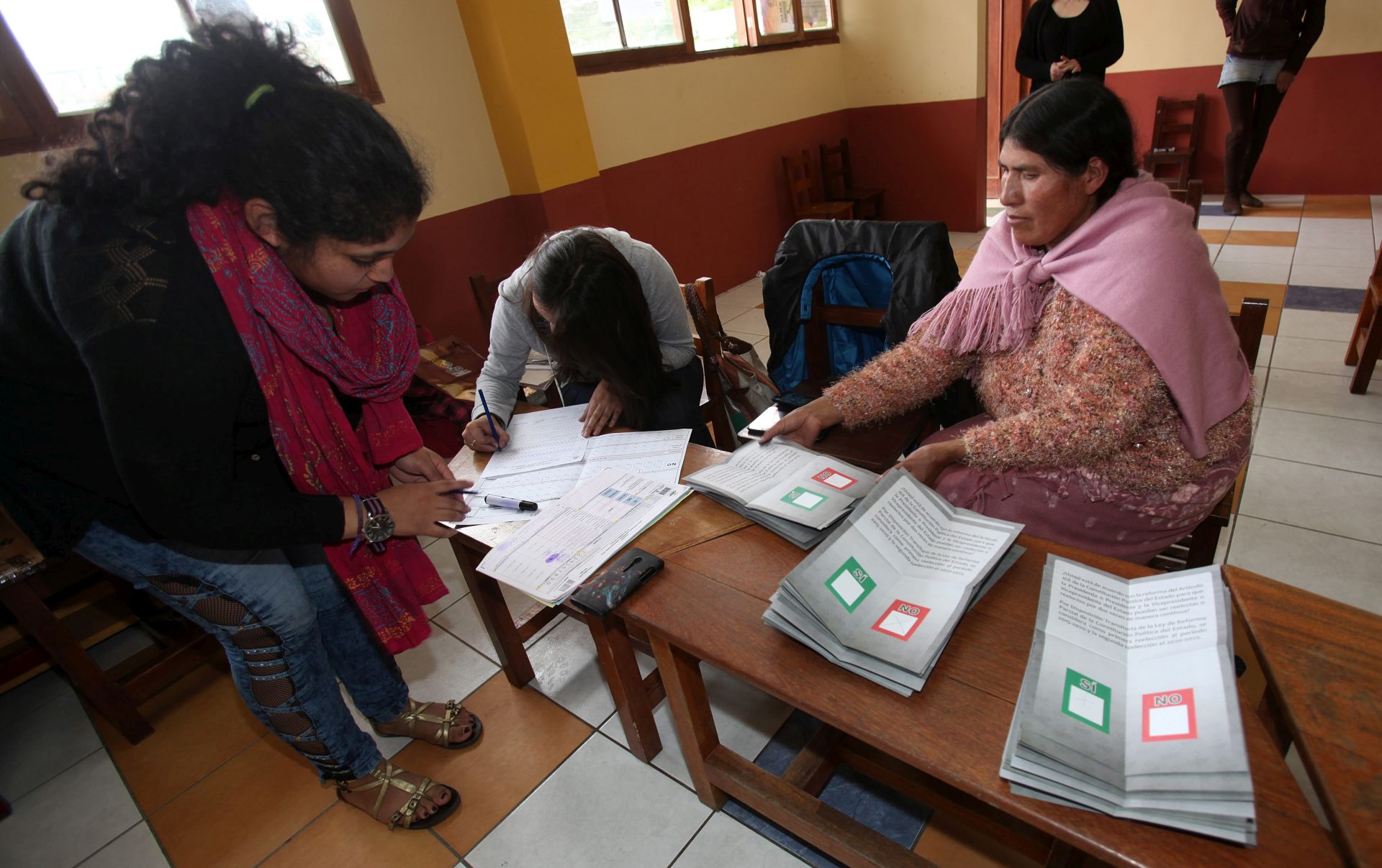 epa05174480 Electoral officials begin the counting of votes at the closure of the polls in La Paz, Bolivia, on 21 February 2016. Close to six and a half million Bolivians could participate in the referendum which will decide on a constitutional reform to allow Bolivian President Evo Morales to be again presidential candidate for 2019 elections, as a fourth consecutive term until 2025.  EPA/MARTIN ALIPAZ