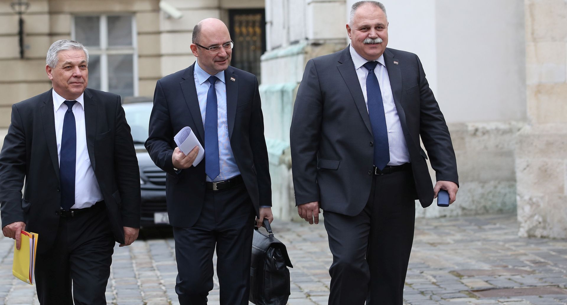 Zagreb, 03.02.2016. - Sastanak Vijeæa za suradnju Domoljubne koalicije i Mosta u Banskim dvorima. Na fotografiji Tomislav Èuljak, Milijan Brkiæ, Ivan uker dolaze na sastanak. foto HINA/ Lana SLIVAR DOMINIÆ/ lsd