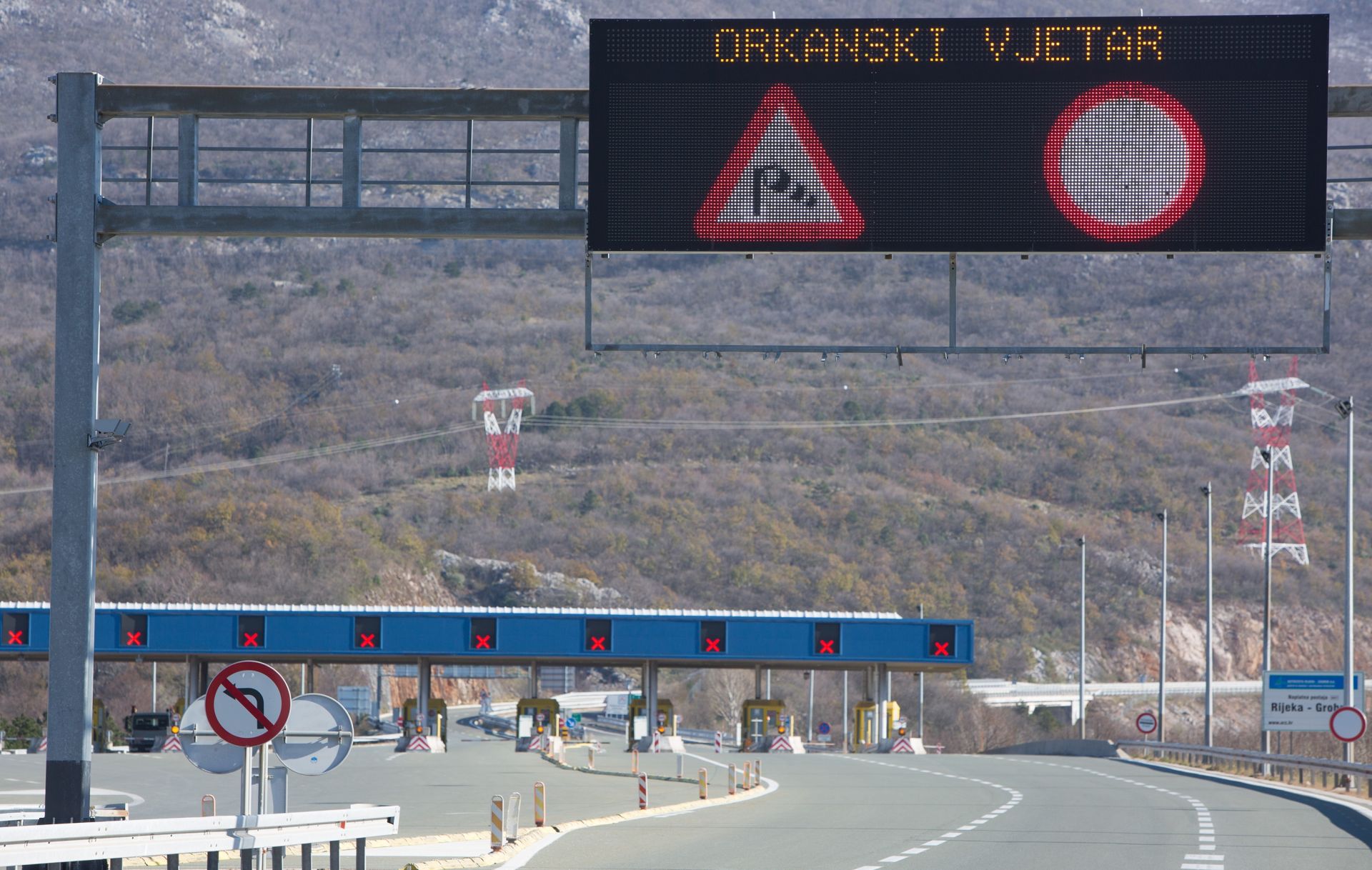 27.11.2015. Grobnik - Zbog orkanske bure koja puse dionica autoceste A6 Kikovica - Ostrovica zatvorena je za sve kategorije vozila.
Photo: Nel Pavletic/PIXSELL