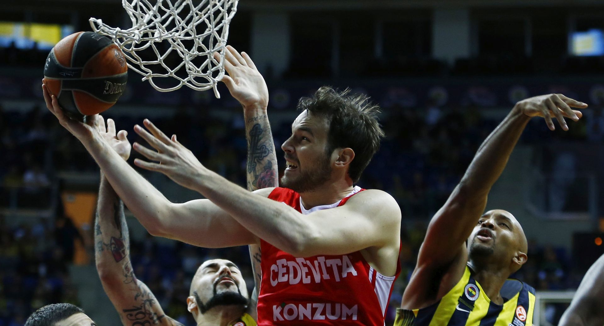 epa05132113 Cedevita Zagreb's Miro Bilan  (C) in action against Fenerbahce Istanbul's  Pero Antic (L) and Ricky Hickman (R) during the Euroleague basketball match between Fenerbahce and Cedevita Zagreb in Istanbul, Turkey, 28 January 2016.  EPA/SEDAT SUNA