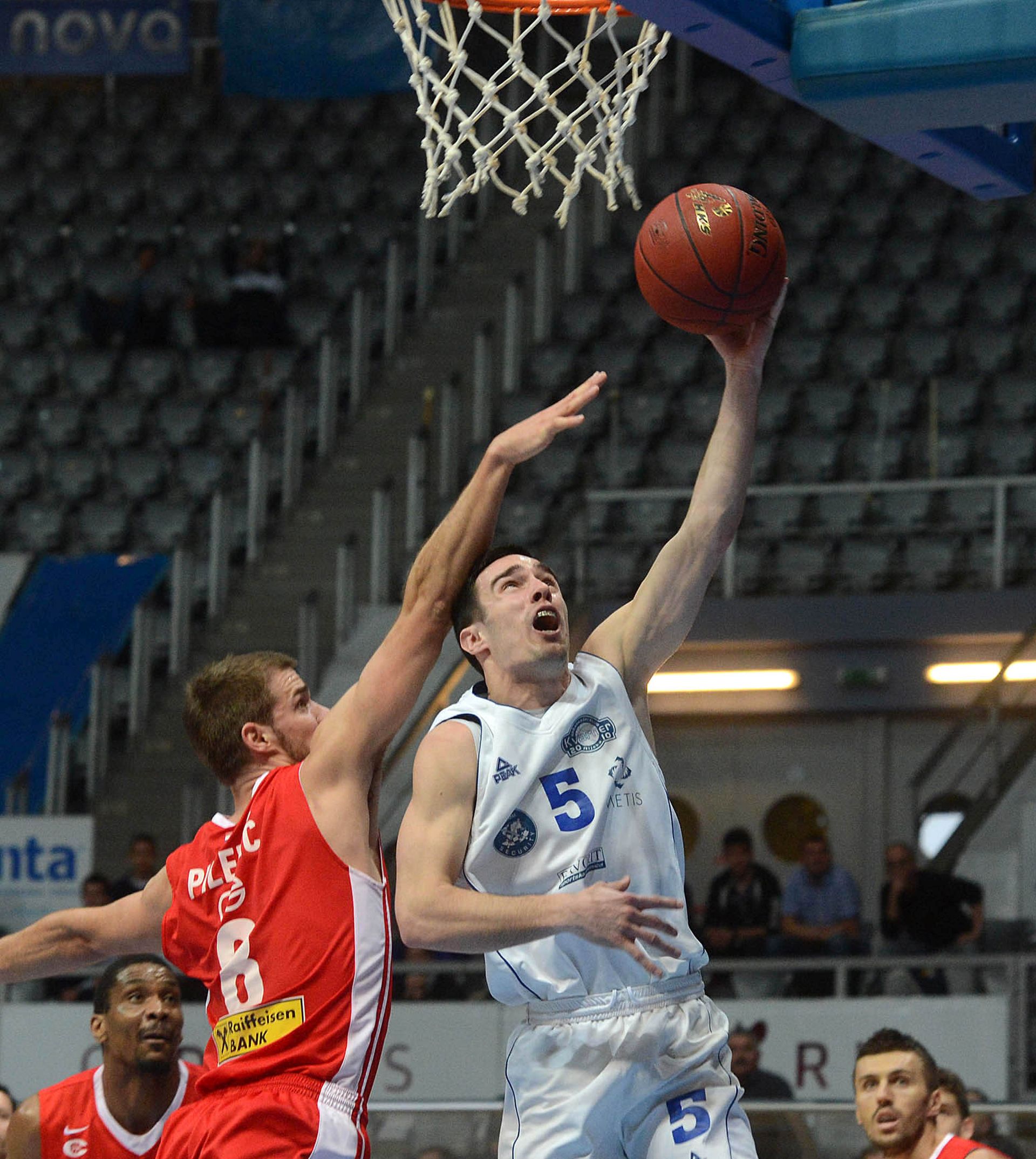 Zadar, 17.02.2016. - Polufinalna utakmica Hrvatskog koarkakog kupa "Kreimir Æosiæ" izmeðu Cedevite i ekipe Kvarnera 2010. Na fotografiji Fran Pilepiæ i Mauro Veljaèiæ.
foto HINA / mm