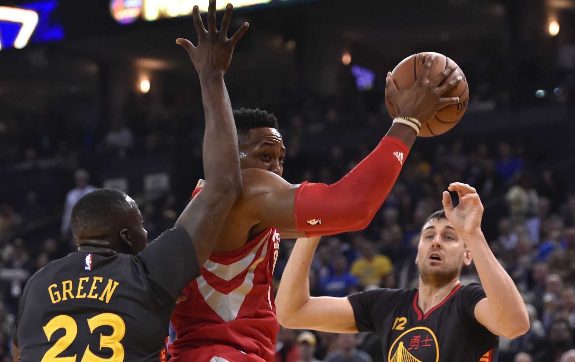 epa05152163 Houston Rockets center Dwight Howard (C) gets pressured by Golden State Warriors forward Draymond Green (L) and Golden State Warriors center Andrew Bogut of Australia (R) during the first half of their NBA game at Oracle Arena in Oakland, California, USA, 09 February 2016.  EPA/JOHN G. MABANGLO CORBIS OUT