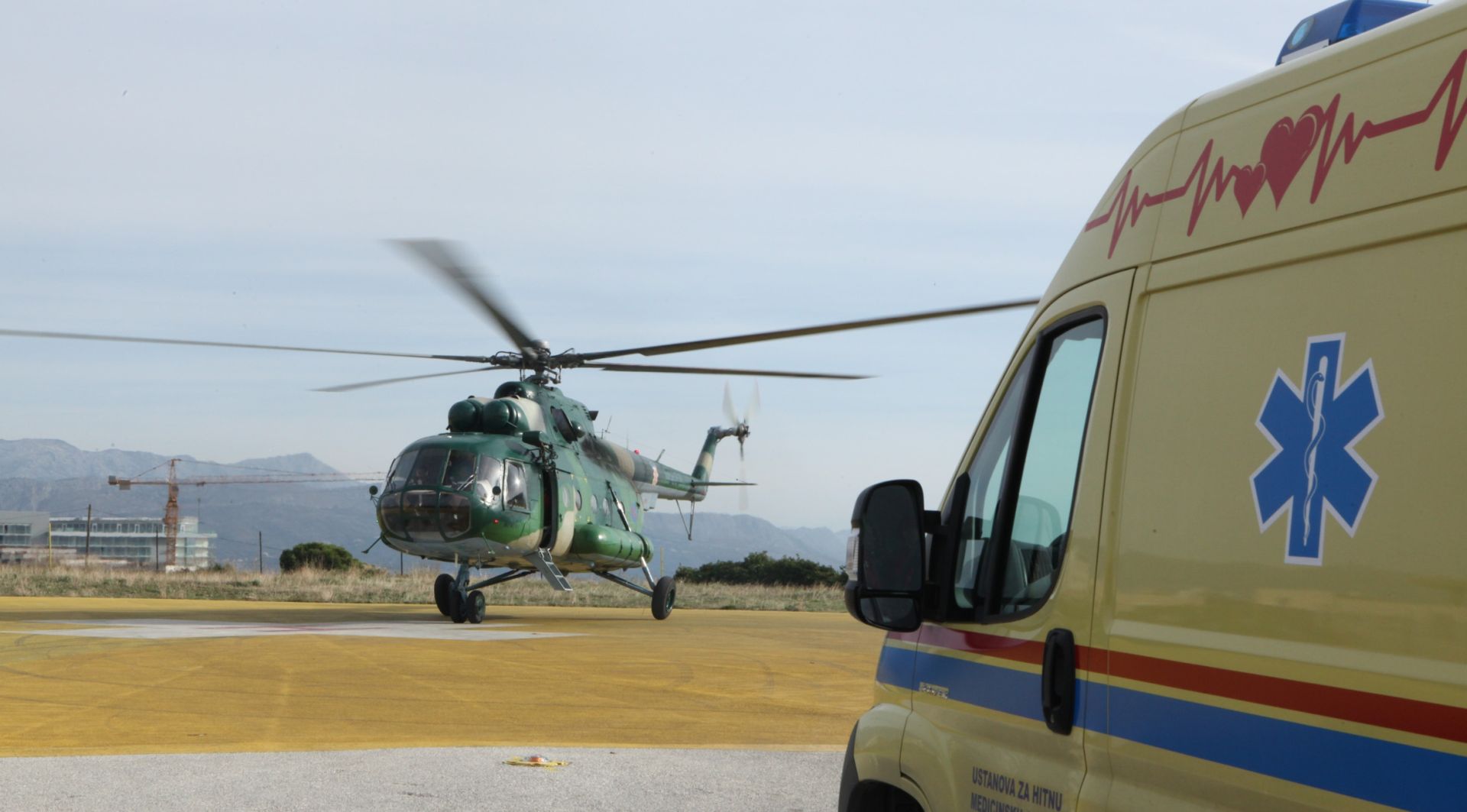 06.12.2009., Split - Nakon sto je ubio vepra lovac Ante Buha  slomio nogu na Promini. Do KBC Firule prevezen je vojnim helikopterim a u pomoci su sudjelovali pripadnici GSS-a.
Photo: Ivo Cagalj/PIXSELL