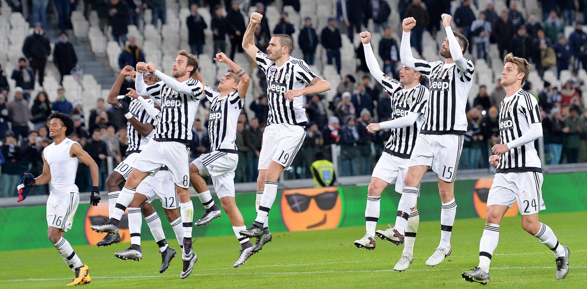 epa05142018 Juventus' players celebrate the victory at the end of the Italian Serie A soccer match Juventus FC vs Genoa CFC at Juventus stadium in Turin, Italy, 03 February 2016.  EPA/ALESSANDRO DI MARCO