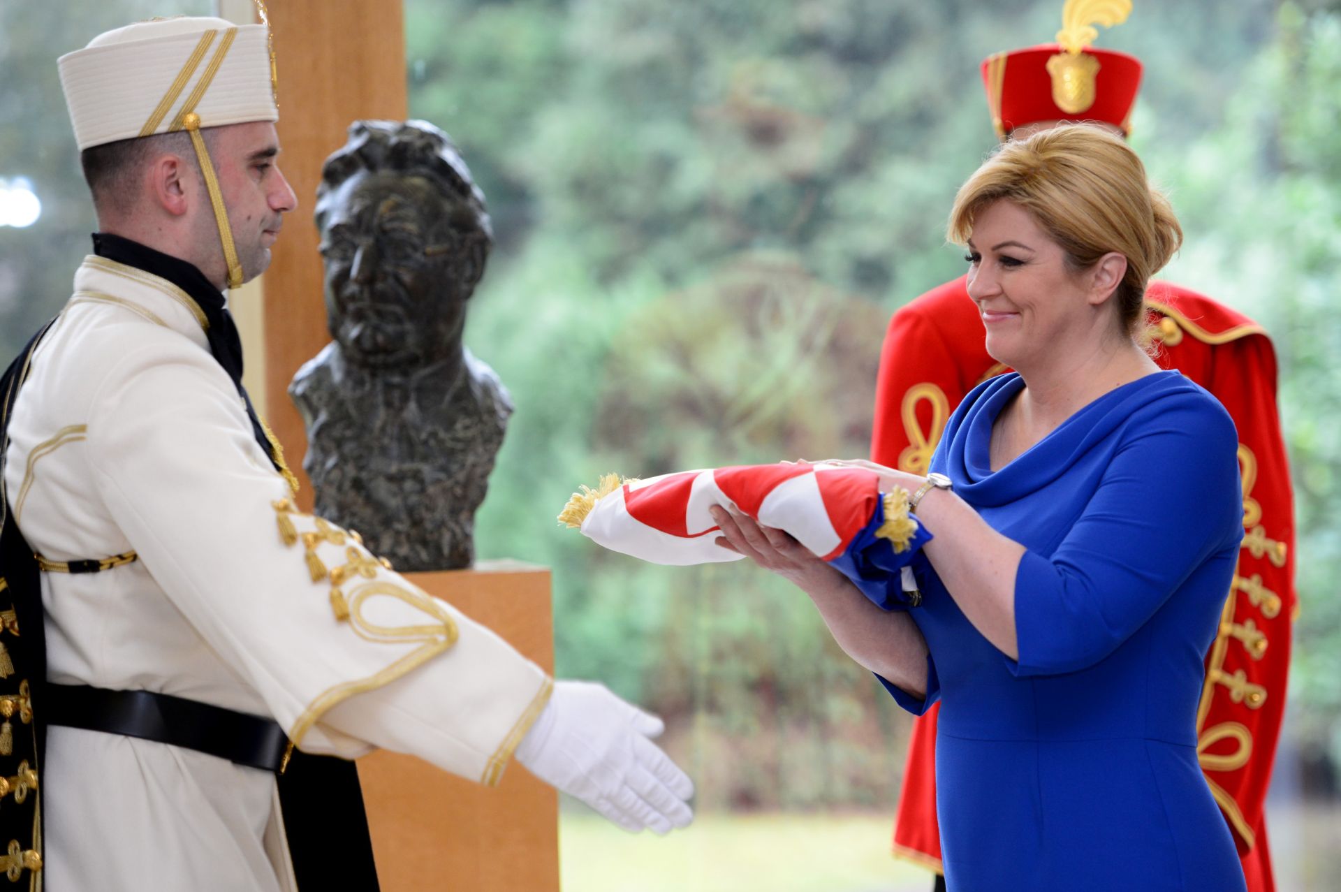 20.2.2016.,Zagreb -  Predsjednica Kolinda Grabar-Kitarovic obiljezila je svoju prvu godinu mandata. U povodu toga u svom uredu na Pantovcaku organizirala je Dan otvorenih vrata za gradjane te je otkrila bistu dr. Franje Tudjmana kipara Krune Bosnjaka. Svecanosti je prisustvovalo 200 ljudi. Photo: Marko Prpic/PIXSELL