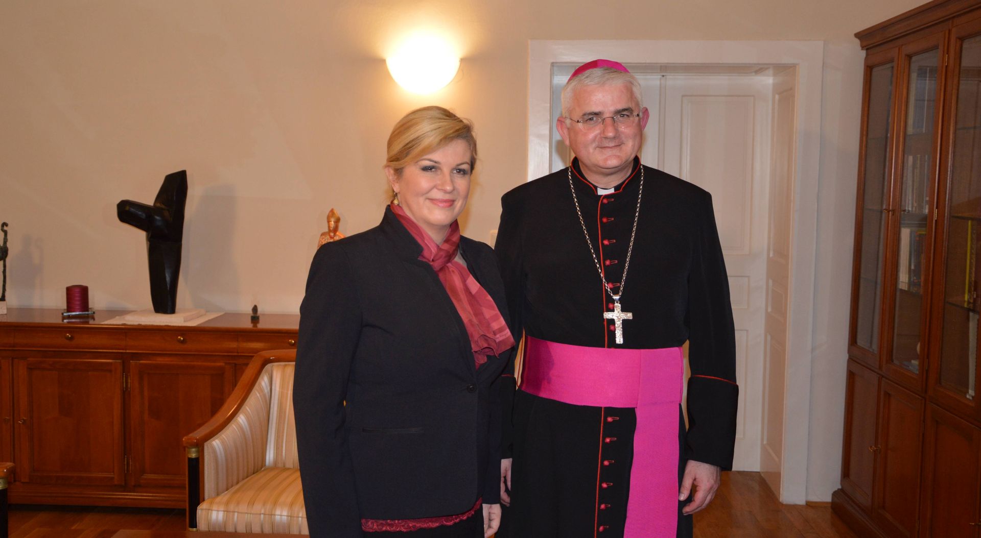 Dubrovnik, 02.02.2016 - Predsjednica Republike Hrvatske Kolinda Grabar-Kitaroviæ susrela se u utorak poslijepodne u Dubrovniku, nakon otvorenja Feste sv. Vlaha, s nadbiskupom Chicaga mons. Blaiseom Cupichem i biskupom dubrovaèkim mons. Matom Uziniæem. Na slici Kolinda Grabar-Kitaroviæ i Mate Uziniæ.
foto HINA/ Nika MILETIÆ/ ik
