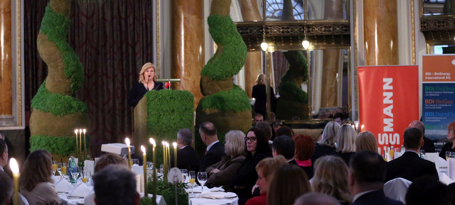 Zagreb, 10.02.2016 - Predsjednica Republike Hrvatske Kolinda Grabar-Kitaroviæ sudjelovala je na 8. "Better Building Brunch-u" na temu "Hrvatska na putu razvoja zelene gradnje i zelene energije prema smjernicama COP21" u organizaciji Hrvatskog savjeta za zelenu gradnju. Na slici predsjednica Grabar-Kitaroviæ govori tijekom skupa.
foto HINA/ Damir SENÈAR /ds