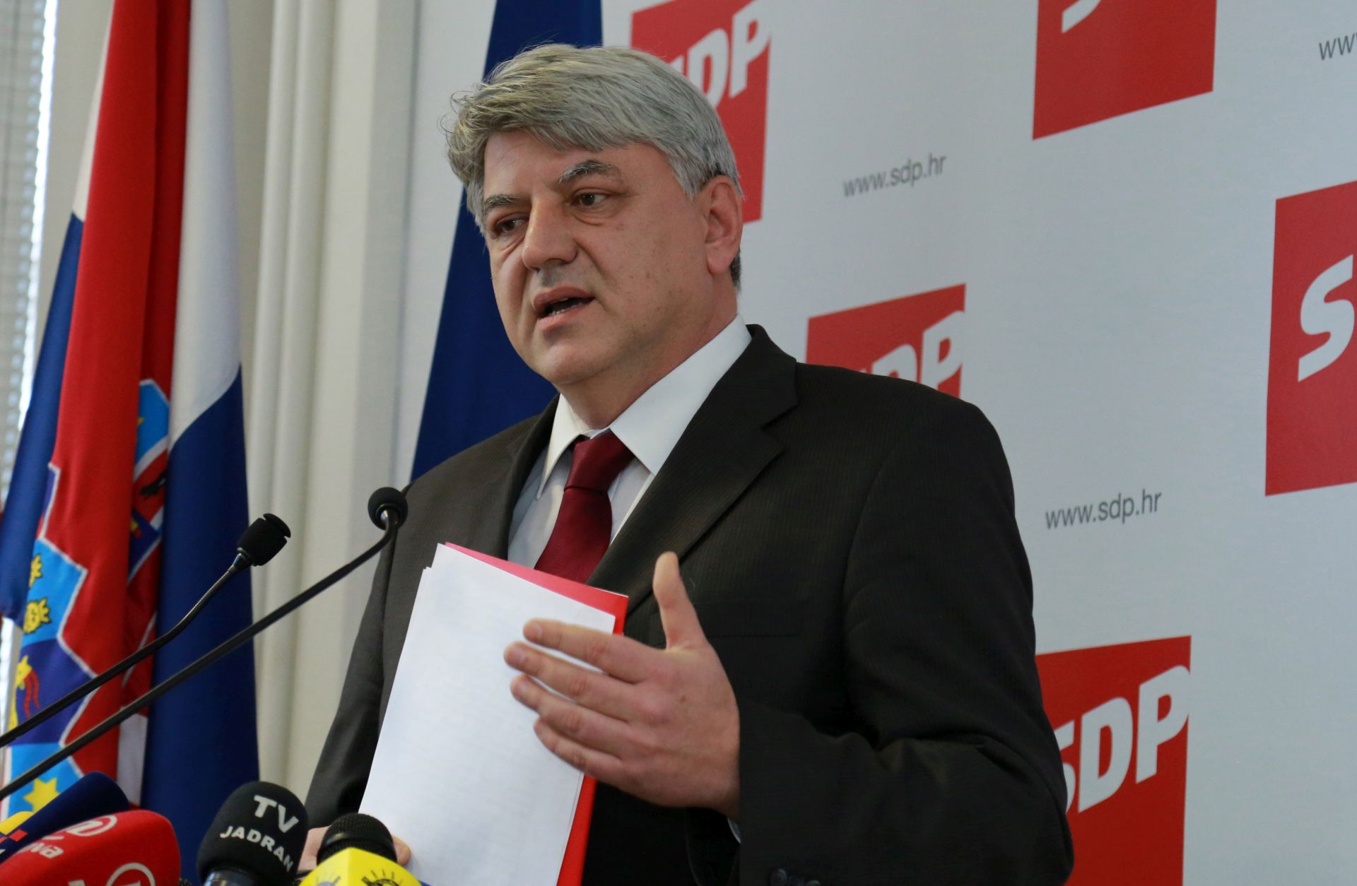Zagreb, 27.1.2016.- Predsjednik SDP-a Zlatko Komadina osudio je u srijedu "polufaistièke ispade", odnosno dogaðaje na prosvjedu protiv odluke Vijeæa za telekomunikacije da televiziji Z1 na tri dana oduzme koncesiju, poruèio da je Hrvatska nastala na antifaistièkim vrijednostima te kako je nedopustiv govor mrnje, pogotovo "koji dolazi ili se pokriva iz vladajuæih struktura". "Ja sam za slobodu govora, za to da se ne sankcionira verbalni delikt. Ali, jedno je verbalni delikt, a drugo je ksenofobija i neki polufaistièki ispadi", rekao je Komadina novinarima u sredinjici SDP-a nakon to je predstavio smjernice svoga programa za izbore za predsjednika SDP-a.
foto HINA/ Tomislav PAVLEK/ ua