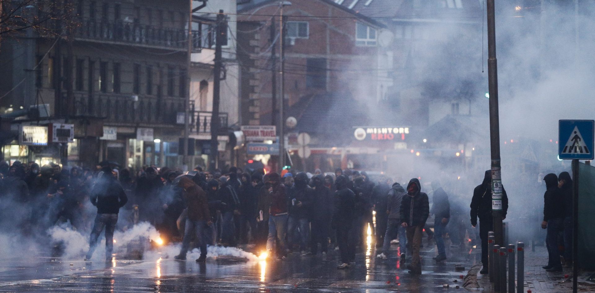 epa05182401 Kosovo police clash with supporters of the opposition political parties during a violent protest in Pristina, Kosovo, 26 February 2016. Thousands of opposition supporters clash with police as lawmakers of the ruling coalition vote for the new president of the Republic of Kosovo.  EPA/VALDRIN XHEMAJ