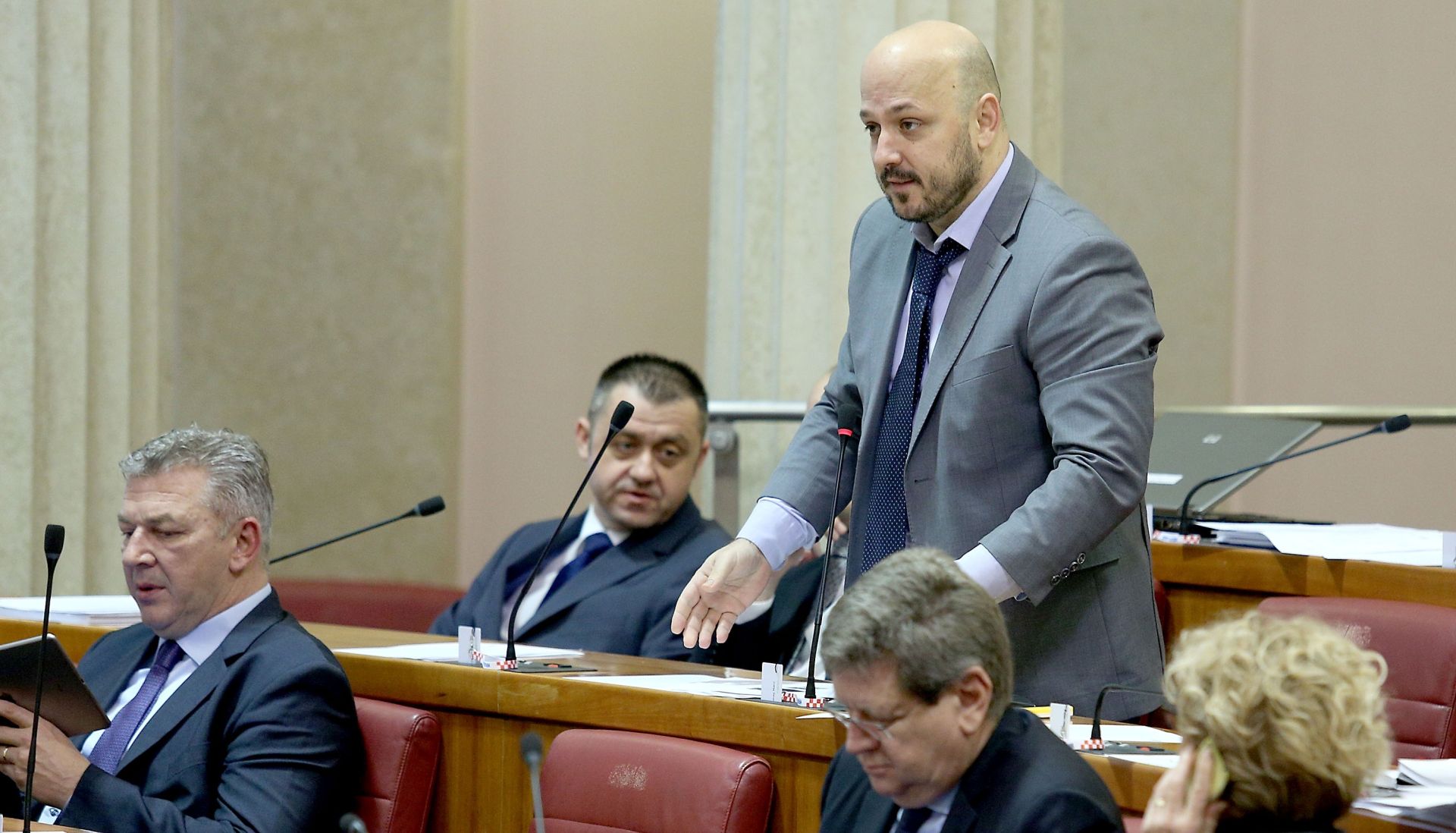 05.02.2016., Zagreb - Danasnji nastavak 2. sjednice Sabora RH poceo je stankom zbog rasprave o rastu BDP koju je zatrazio klub zastupnika SDP-a. Ranko Ostojic; Igor Dragovan; Gordan Maras
Photo: Patrik Macek/PIXSELL