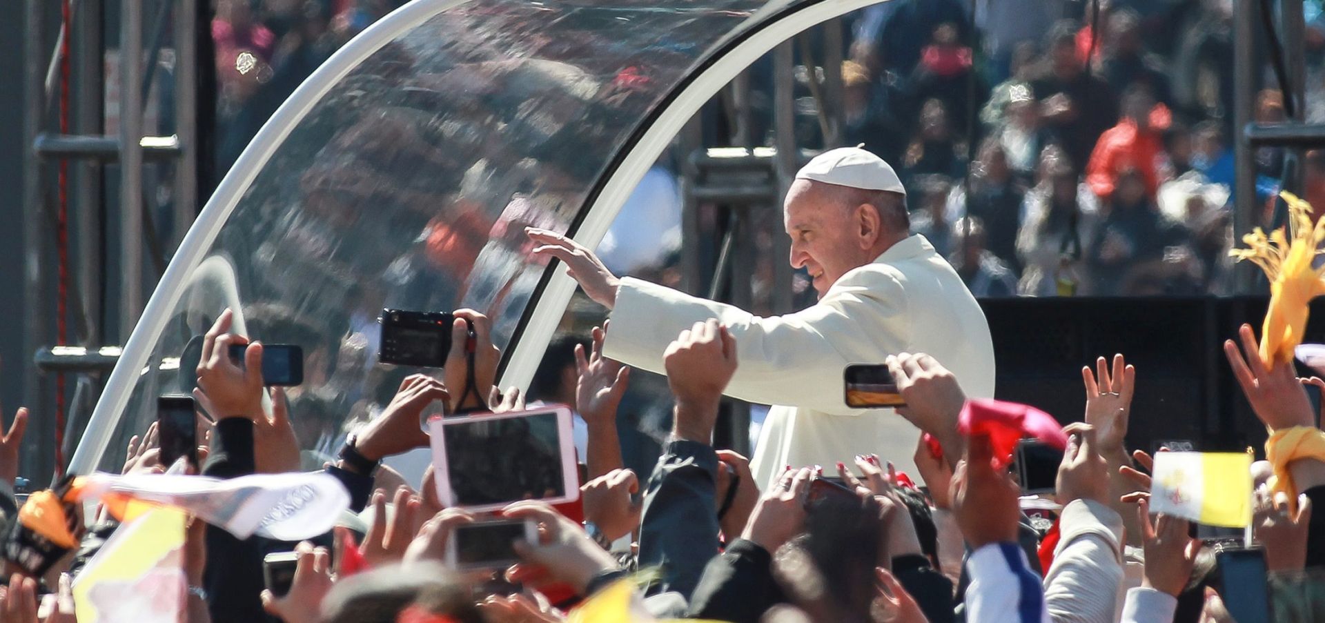 epa05158705 Pope Francis in the Popemobile at Zocalo after a welcome ceremony at the National Palace in Mexico City, Mexico, 13 February 2016. Pope Francis landed in the Mexican capital late 12 February for his first visit to the predominantly Catholic country. His tour will last until 17 February, and to take in six cities in four states. The pope has spoken out against the high rates of crime and poverty in the country.  EPA/Alex Cruz