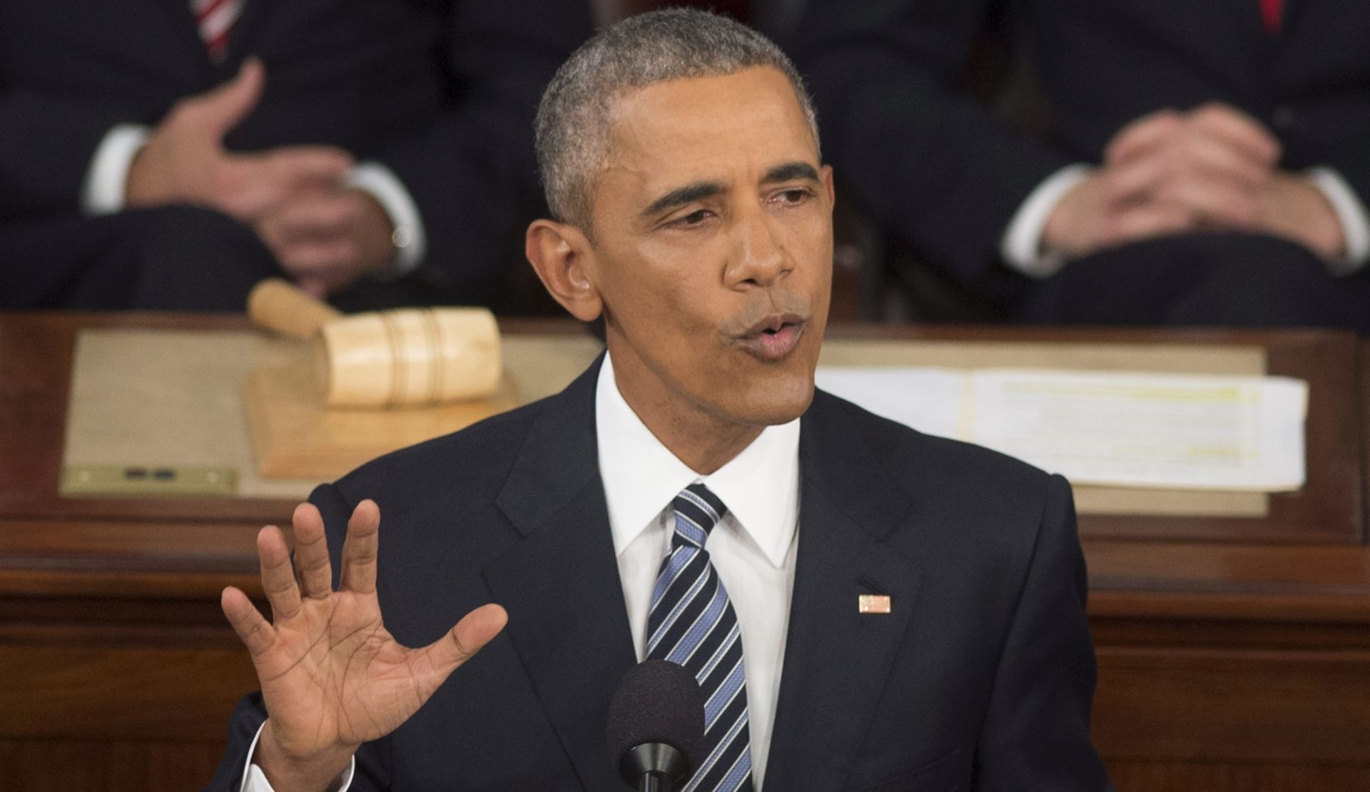 epa05099291 US President Barack Obama delivers his final State of the Union address in the US Capitol, in Washington, DC, USA, 12 January 2016. The White House indicated that the President's seventh and final State of the Union address will not include the typical 'laundry list' of policy proposals, but rather be a more impassioned speech on the country's direction.  EPA/MICHAEL REYNOLDS