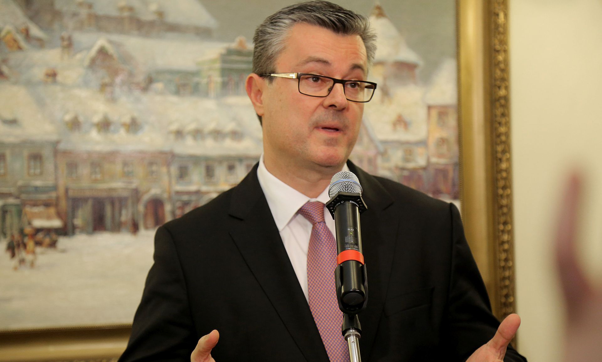 Zagreb, 5.2.2016.- Predsjednik Vlade Tihomir Orešković ocijenio je u petak odličnim sastanak s čelnicima sindikalnih središnjica i istaknuo kako je dogovoreno da će se pokrenuti gospodarsko socijalno vijeće i stvoriti platforma za dijalog. Na slici Tihomir Orešković nakon sastanka s s čelnicima sindikalnih središnjica.
foto HINA/ Tomislav PAVLEK/ ua