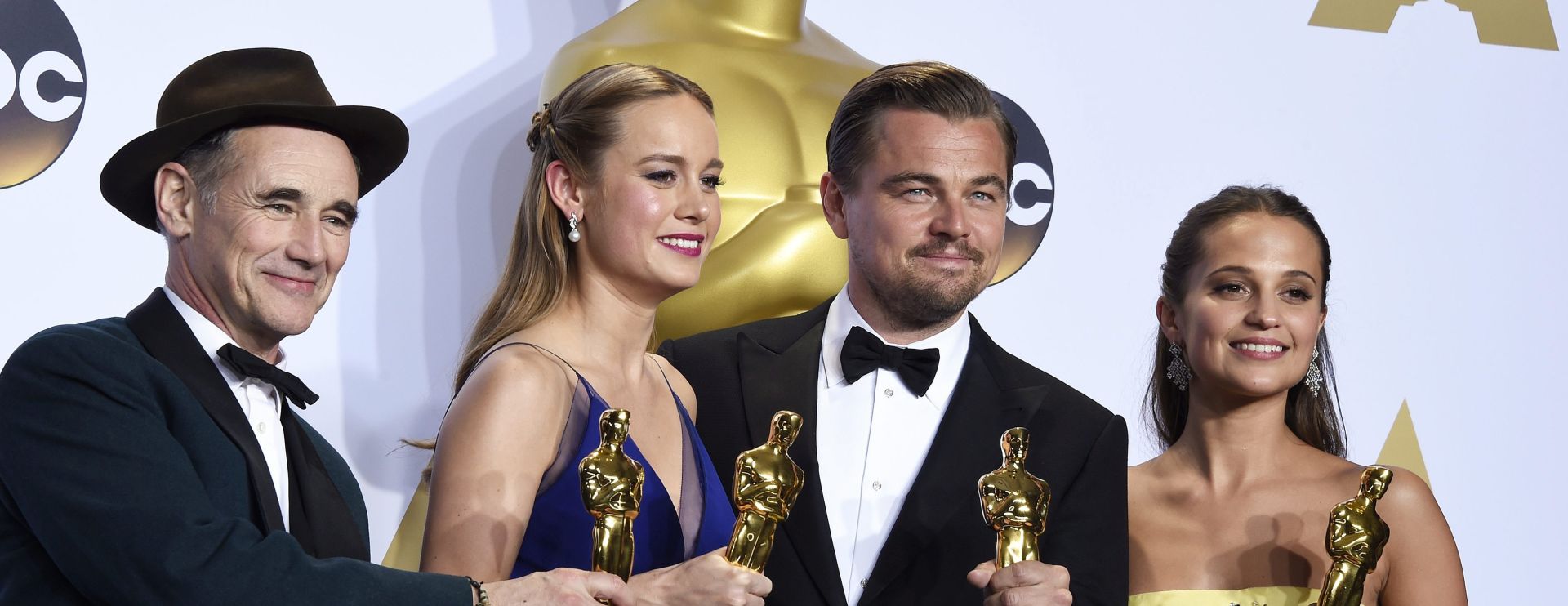 epa05186600 (L-R) Mark Rylance holds the Oscar for Actor in a Supporting Role for 'Bridge of Spies', Brie Larson holds the Oscar for Actress in a Leading Role for 'Room',   Leonardo DiCaprio holds the Oscar for Actor in a Leading Role for 'The Revenant' and Alicia Vikander holds the Oscar for Actress in a Supporting Role for 'The Danish Girl' in the press room during the 88th annual Academy Awards ceremony at the Dolby Theatre in Hollywood, California, USA, 28 February 2016.  EPA/PAUL BUCK