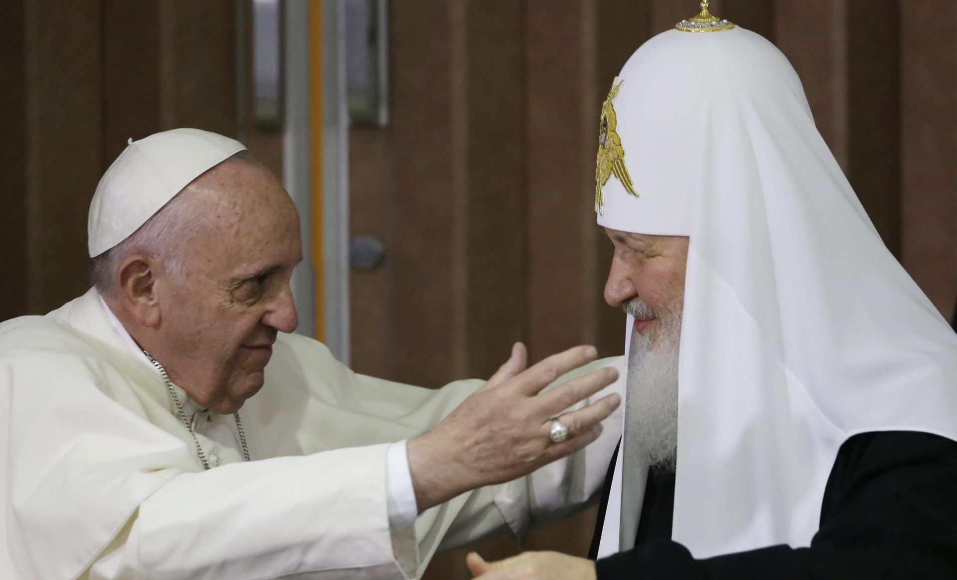 epa05157383 Pope Francis (L) embraces Russian Orthodox Patriarch Kirill (R) at the Jose Marti Airport in Havana, Cuba, 12 February 2016. Pope Francis and the leader of the Russian Orthodox Church, Patriarch Kirill, held a historic meeting in Havana's international airport. The two leaders signed a memorandum, which focused on ecumenism, or efforts to reunite Christian churches, common Christian values, and the persecution of Christians in the Middle East and Africa.  EPA/Alejandro Ernesto / POOL