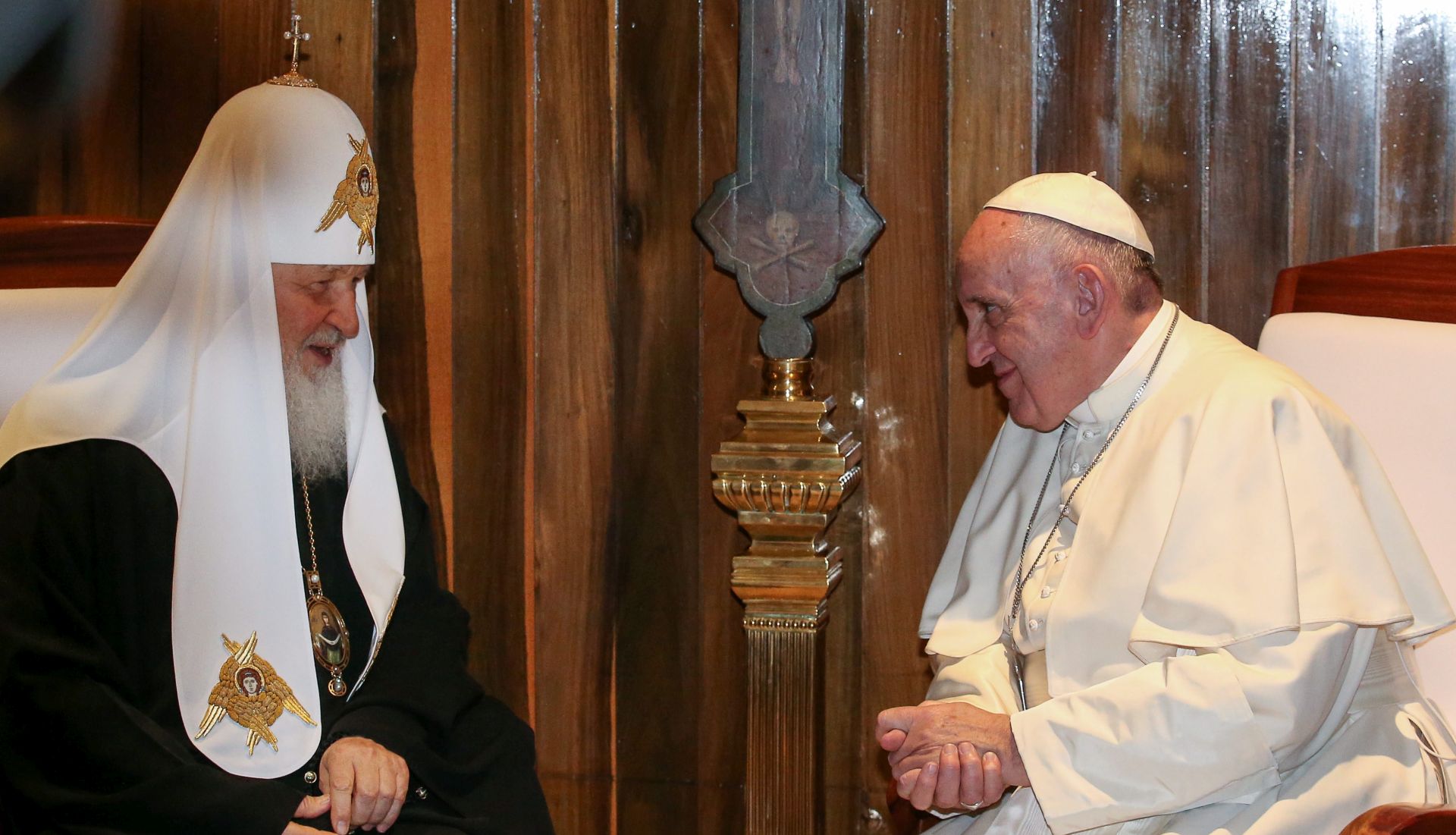 epa05156980 Pope Francis (R) and the Patriarch Kirill of Moscow and All Russia, meet at Jose Marti international airport, in Havana, Cuba, 12 February 2016. Pope Francis and the leader of the Russian Orthodox Church, Patriarch Kirill, have met in Cuba in a major advance towards healing a 1,000-year-old rift between Roman Catholics and Orthodox Christians.  EPA/ALESSANDRO DI MEO