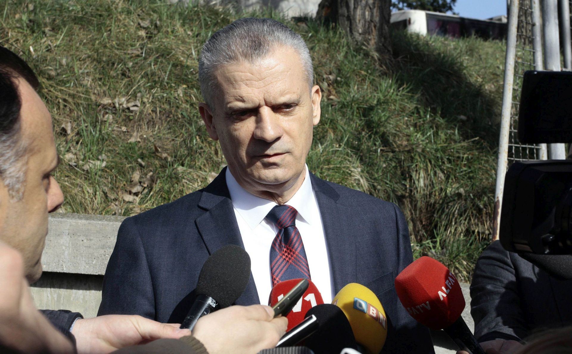 Sarajevo, 17.2.2016. - Sud Bosne i Hercegovine u srijedu je odluèio pustiti iz istranog pritvora politièara i medijskog tajkuna Fahrudina Radonèiæa, no istodobno mu je odredio mjeru strogog kuænog pritvora uz oduzimanje putovnice i zabranu kontaktiranja s novinarima i medijima.
foto HINA / FENA / mm