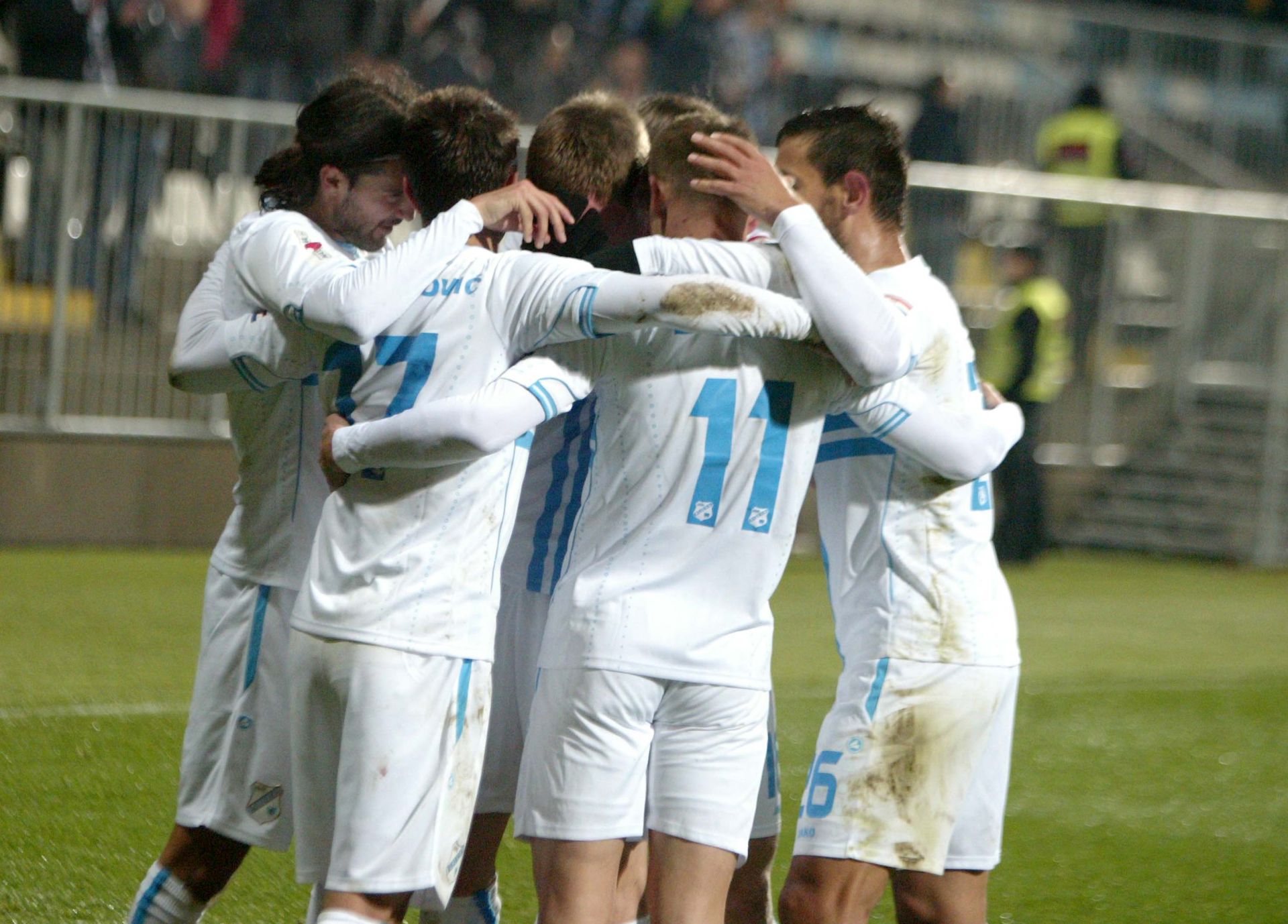 Rijeka, 12.02.2016. - Nakon prvog poluvremena susreta 22. kola Prve HNL na stadionu Rujevica Rijeka vodi protiv Lokomotive 2-0.
foto HINA/ Miljenko KLEPAC/ ua