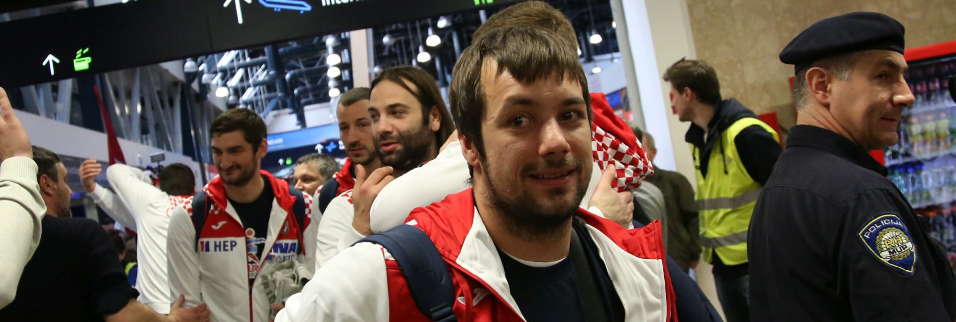 Zagreb, 1.2.2016. - Hrvatska rukometna reprezentacija, koja je na Europskom prvenstvu u Poljskoj osvojila bronèanu medalju, stigla je zraènu luku Zagreb. Na fotografiji Mirko Aliloviæ, Antonio Kovaèeviæ, Ivano Baliæ i Zlatko Horvat. foto HINA / Lana SLIVAR DOMINIÆ / mm