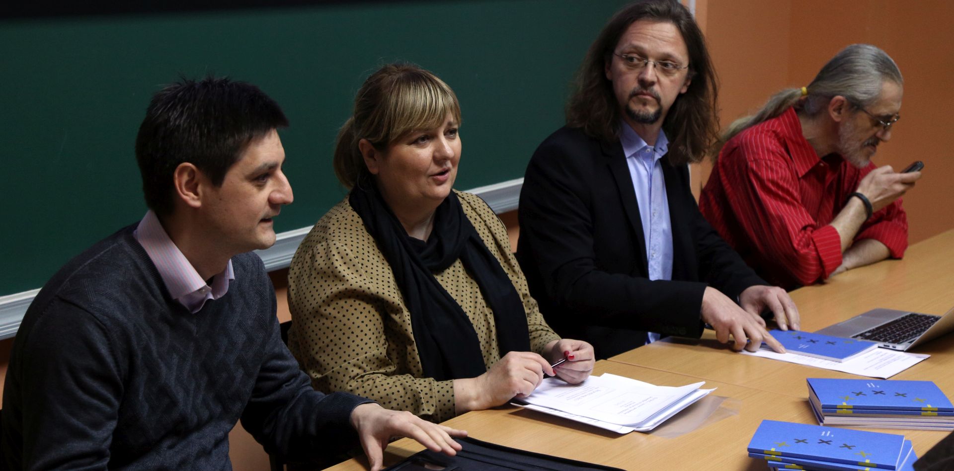 Zagreb, 19.2.2016 - Hrvatska mreža protiv siromaštva, u suradnji sa zagrebačkim Pravnim fakultetom - Studijskim centrom socijalnog rada i platformom "Mreža hrane" organizirala je tematsku raspravu i promociju publikacije Europske mreže protiv siromaštva "Siromaštvo i nejednakost u EU", koju je na hrvatskom jeziku izdala Hrvatska mreža protiv siromaštva. Na slici Entoni Šeperić, Dubravka Rogić-Hadžalić, Nino Žganec i Mile Mrvalj.
Foto Hina/ Dario GRZELJ/ dag