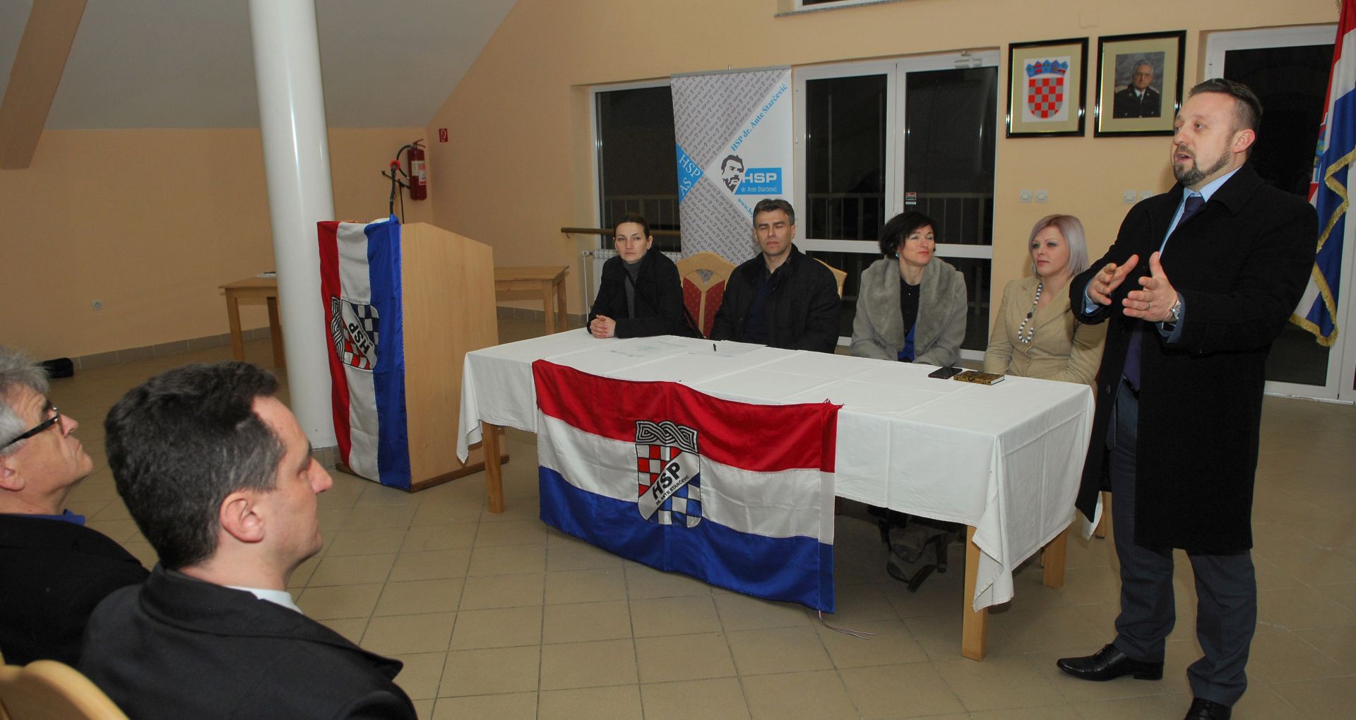 Rakovica, 19.2.2016 - U Drenik Gradu u Opæini Rakovica u nazoènosti predsjednika HSP AS i potpredsjednika Sabora Ivana Tepea u petak naveèer je osnovana rakovièka podrunica stranke s 40 èlanova, to je 13. ogranak u Karlovaèkoj upaniji, a u pripremi je osnivanje podrunica u jo èetiri mjesta, jer, kako reèeno, stranka je nakon najnovijih uspjeha s Domovinskom koalicijom  u novom procvatu. Na slici Ivan Tepe.
foto HINA/ Mladen VOLARIÆ/ ua