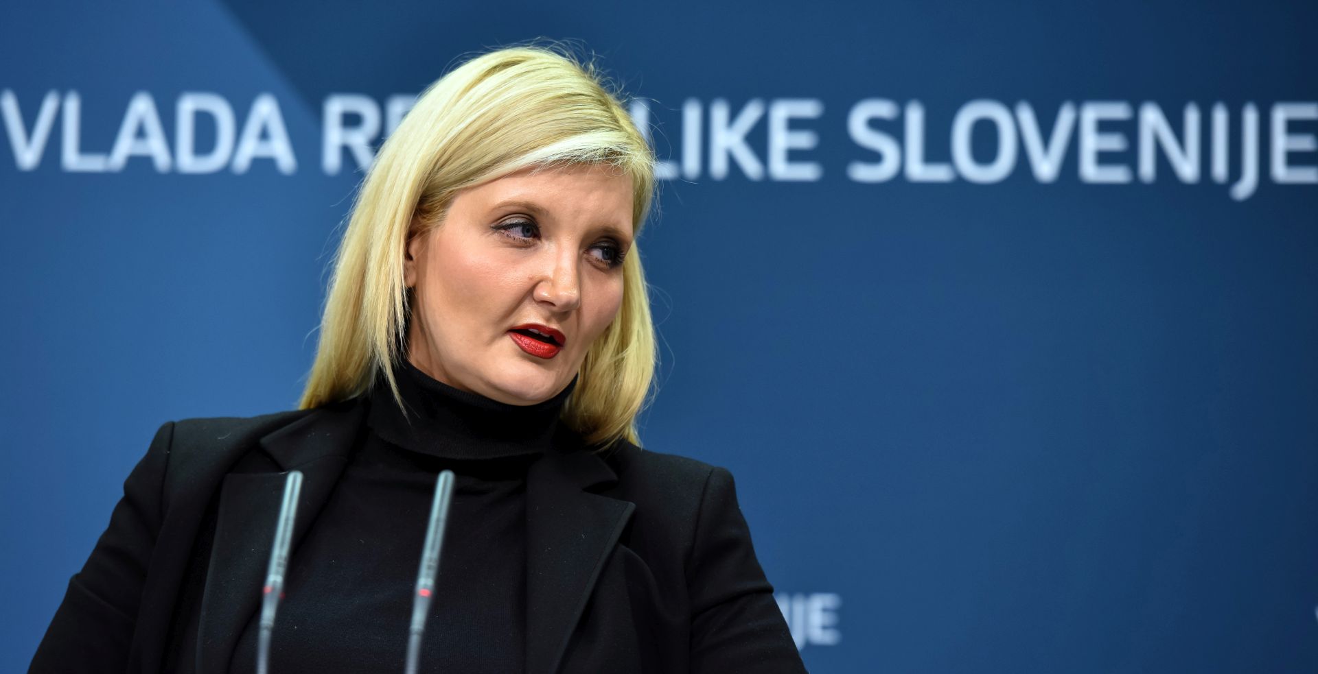 Ljubljana, 17.2.2016. - Slovenska vlada u srijedu je prihvatila vie restriktivnih mjera, usmjerenih na smanjivanje izbjeglièkog priljeva, proirila popis sigurnih zemalja iz kojih neæe proputati migrante i traitelje azila, a odluèila je i da æe ubuduæe granicu s Hrvatskom tititi uz pomoæ vojske. Na fotografiji slovenska ministrica unutarnjih poslova Vesna Gjerke nidar na konferenciji za novinare poslije sjednice slovenske Vlade.
foto HINA / Neboja TEJIÆ / STA / mm