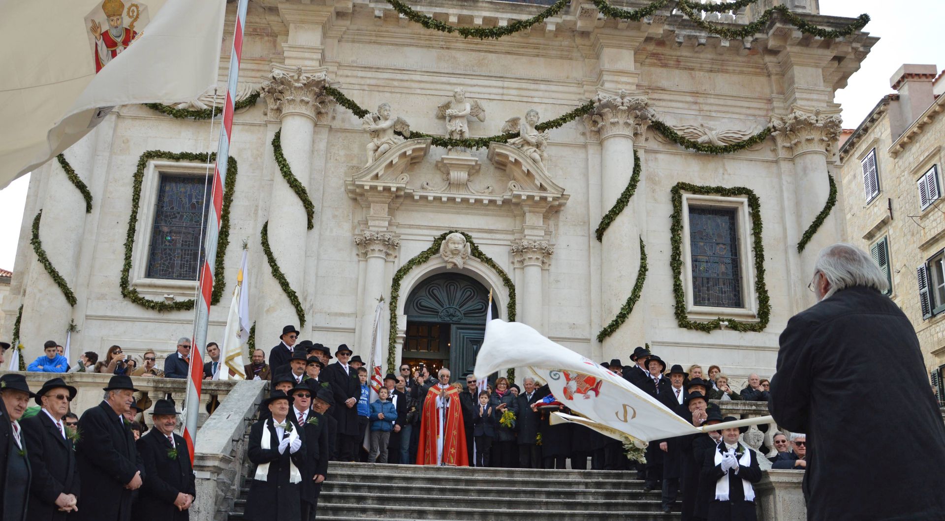 Dubrovnik, 7.2.2016 - Sputanjem barjaka svetog Vlaha u nedjelju u 12 sati u Dubrovniku je zavrila Festa Svetog Vlaha, zatitnika tog grada. Sveèanost zatvaranja Feste poèela je budnicom uz plotune Dubrovaèkih trombunjera, a potom hodoèaæem na Goricu svetog Vlaha gdje je u jutarnjim satima svetu misu predvodio don Ivan Bodroiæ, sveæenik Splitsko-makarske nadbiskupije.
foto HINA/ Nika MILETIÆ/ ua
