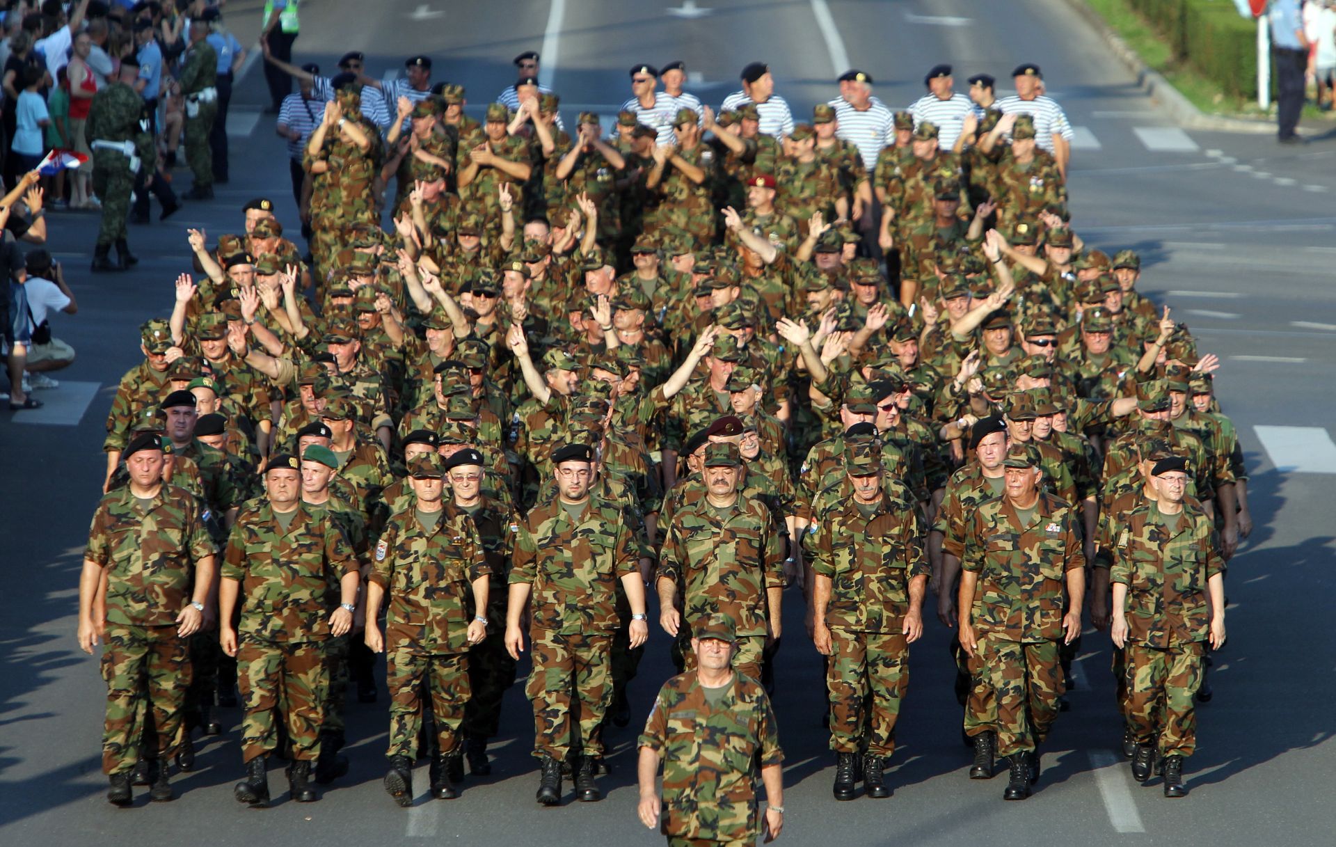 04.08.2015., Zagreb - Povodom obiljezavanja Dana domovinske zahvalnosti, Dana hrvatskih branitelja i 20. obljetnice vojno-redarstvene operacije Oluja odrzan je svecani mimohod kroz Ulicu grada Vukovara, od Avenije Marina Drzica do Savske ulice. Na mimohodu su sudjelovali pripadnici Oruzanih snaga RH-a, MUP-a, operativnih snaga civilnih struktura, branitelji i povijesne postrojbe, mehanizirana sastavnica s borbenim i neborbenim vozilima, a zrakom su proletjeli zrakoplovi Hrvatskog ratnog zrakoplovstva i protuzracne obrane. Hrvatski branitelji. Photo: Goran Jakus/PIXSELL