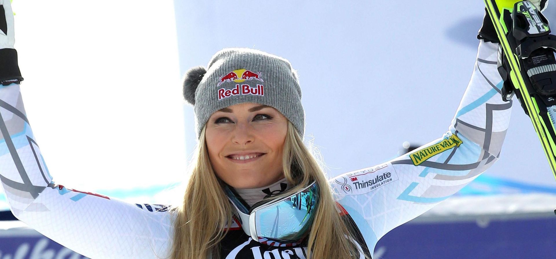 epa05122743 Lindsey Vonn of the USA celebrates in the finish area after winning the Women's SuperG race at the FIS Alpine Skiing World Cup in Cortina d'Ampezzo, Italy, 24 January 2016.  EPA/ANDREA SOLERO