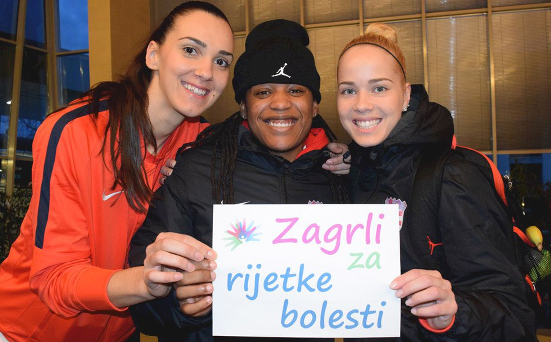 Zagreb, 27.02.2016 -  Hrvatski savez za rijetke bolesti pozvao je u subotu graðane da podupru akciju "Zagrli za Guinness, zagrli za rijetke" te do ponoæi objave fotografije zagrljaja na online platformi  www.hugforrare.com. i tako dosezanjem "magiène" brojke od 108.121 pomognu sruiti Guinnessov rekord.
foto HINA/ Hrvatski savez za rijetke bolesti/ ik