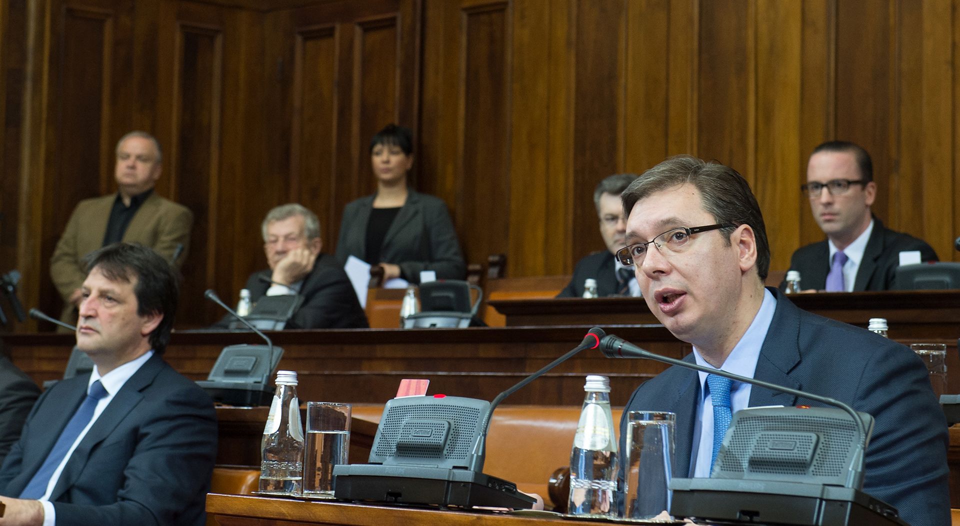 Beograd, 5.2.2016 - Skuptina Srbije u petak naveèer jednoglasno je prihvatila vladin prijedlog o razrjeenju ministra obrane Bratislava Gaiæa zbog seksistièke primjedbe izreèene poèetkom prosinca 2015. godine kojom je uvrijedio jednu novinarku. Na slici Bratislav Gaiæ (L) i Aleksandar Vuèiæ tijekom sjednice. 
foto HINA/ TANJUG/ SRDJAN ILIC/ ua