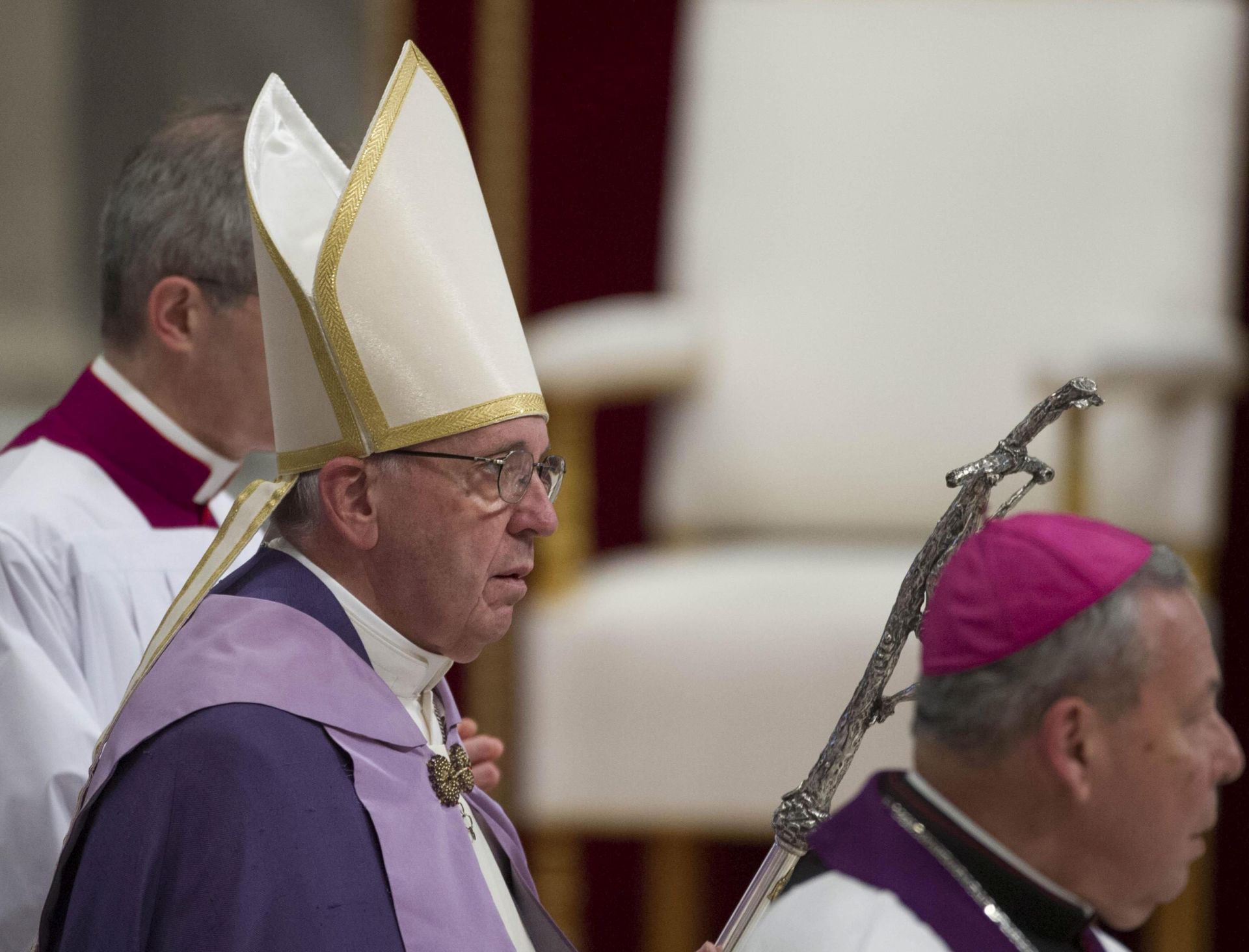 epa05194685 Pope Francis (L) delivers his speech during a Penitential liturgy, in St. Peter's Basilica at the Vatican, 04 March 2016.  EPA/GIORGIO ONORATI