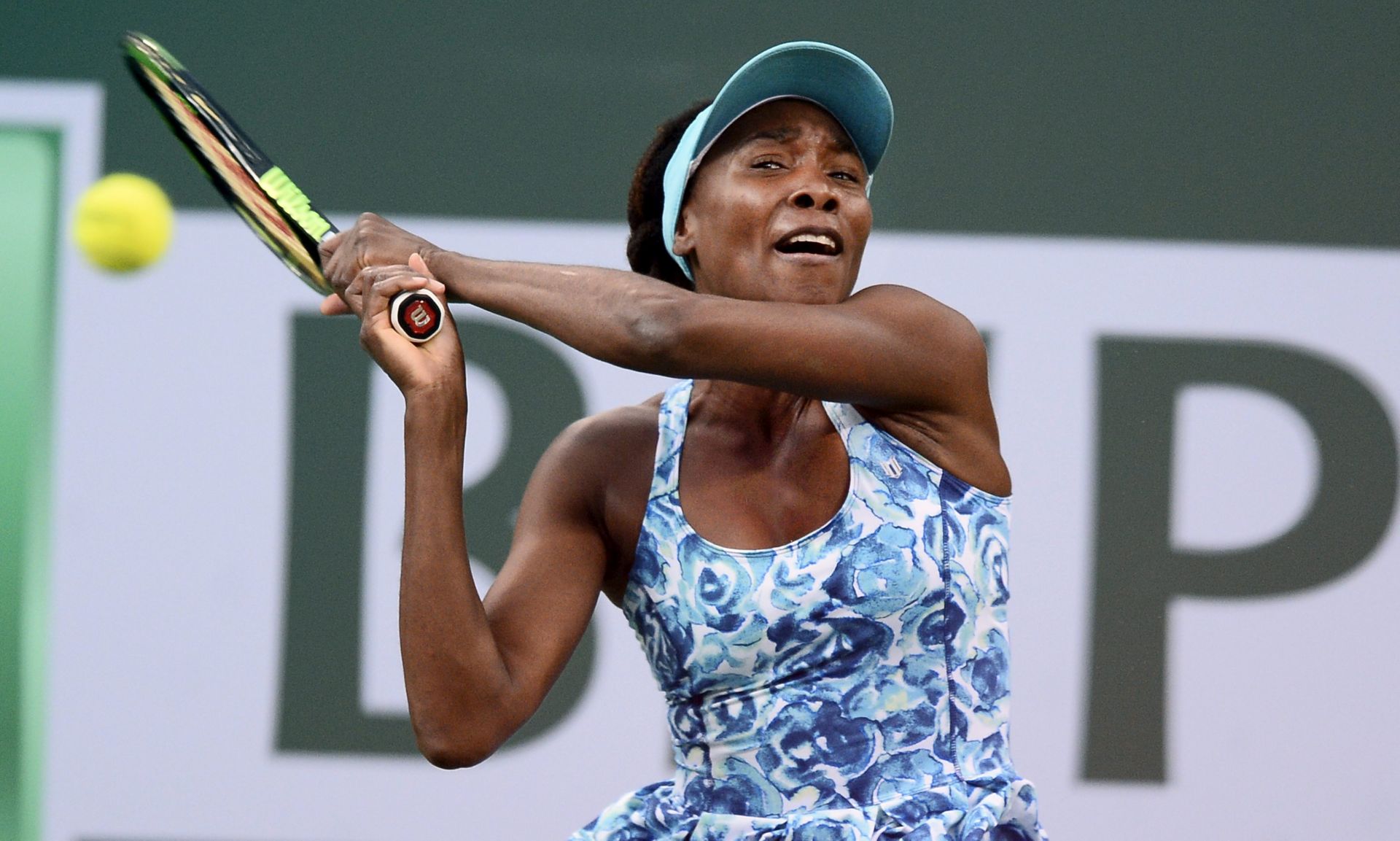 epa05207023 Venus Williams of USA in action against Kurumi Nara of Japan during their first round match at the BNP Paribas Open tennis tournament in Indian Wells, California, USA, 11 March 2016.  EPA/PAUL BUCK
