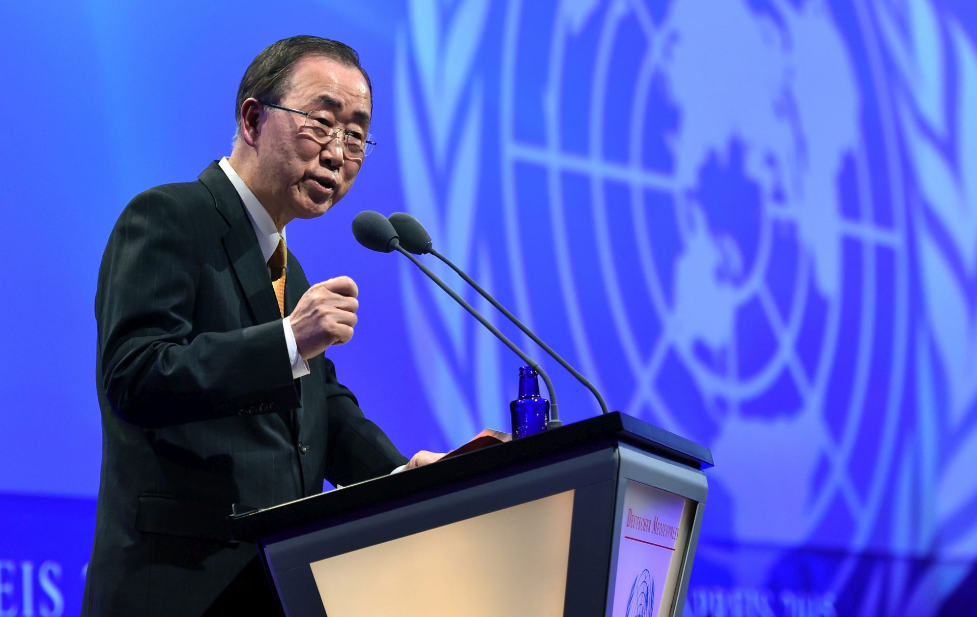 epa05200000 UN Secretary General Ban Ki-moon speaks as he receives the German Media Prize 2015 in Baden-Baden, Germany, 07 March 2016.  EPA/UWE ANSPACH
