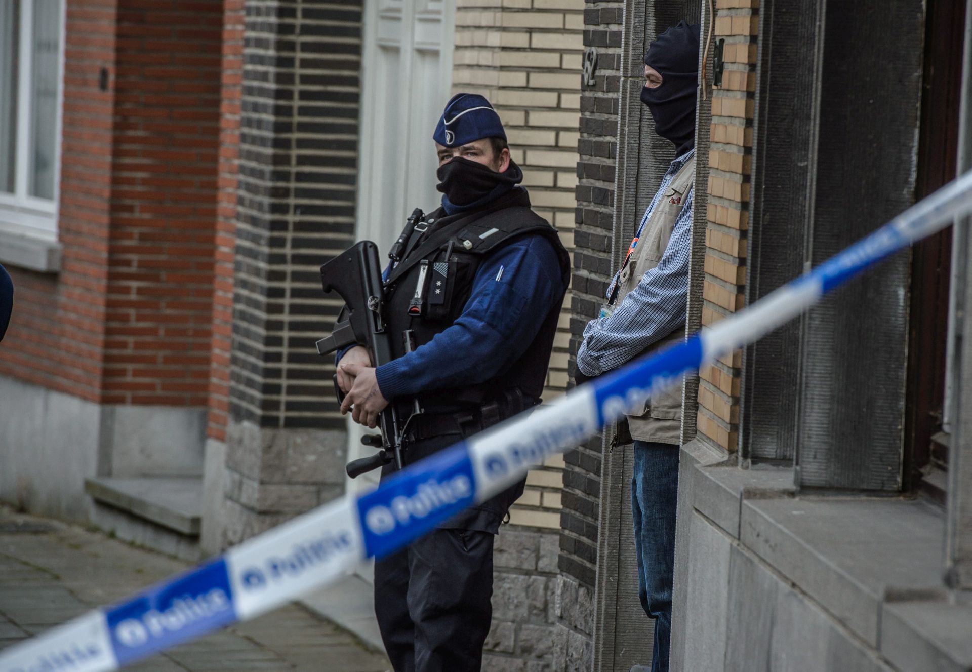 epa05227326 Belgian police secure a house at 64 Busselenberg street in the district of  Anderlecht-Brussels, during a police serach, Brussels, Belgium, 23 March 2016. Security services remain on high alert following two explosions in the departure hall of Zaventem Airport and one at Maelbeek Metro station in Brussels on March 22. Islamic State (IS) has since claimed responsibility for the terror attacks which left many dead, and many more injured.  EPA/CHRISTOPHE PETIT TESSON