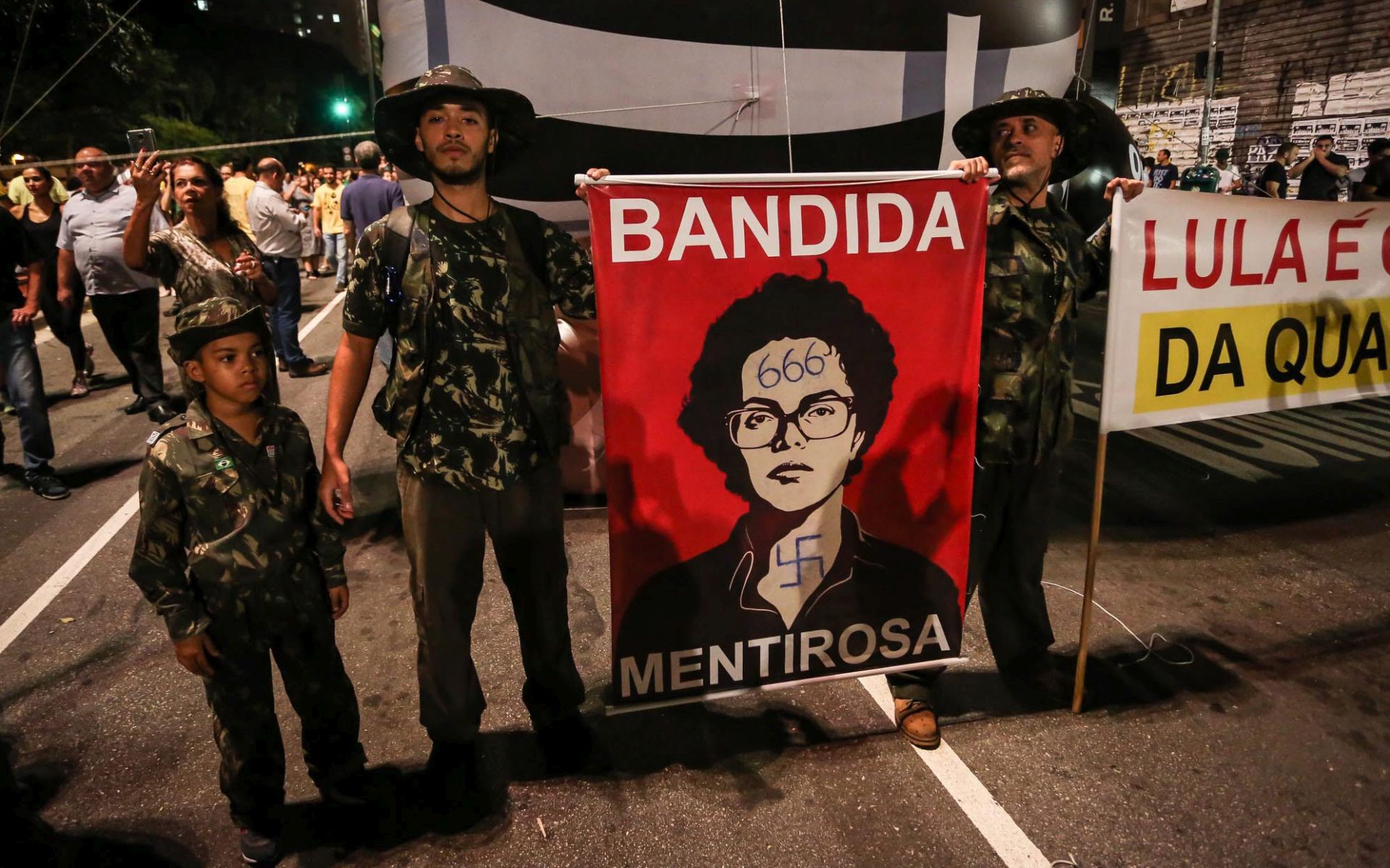 epa05215289 Demonstrators protest against the appointment of the former President Luiz Inacio Lula da Silva as Chief of Staff, at the Paulista Avenue in Sao Paulo, Brazil, 16 March 2016. Hundreds of people protested against Brazilian President Dilma Rousseff's nomination of political mentor and predecessor Luiz Inacio Lula da Silva, who is currently battling corruption allegations, as her new chief of staff.  EPA/RICARDO NOGUEIRA