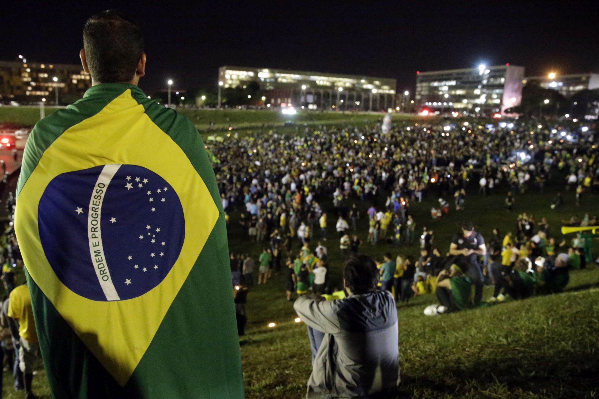 epa05217381 Demonstrators gather to protest against the government of Brazil at the National Congress building in Brasilia, Brazil, 17 March 2016. The protestors gathered to show their opposition to the government of Brazilian President Dilma Rousseff, whose administration is engulfed in an unprecedented political crisis. Protesters gathered today in different cities in Brazil to demand the resignation of President Dilma Rousseff and express their rejection of the new Chief of Staff, the former president Luiz Inacio Lula da Silva.  EPA/FERNANDO BIZERRA JR.