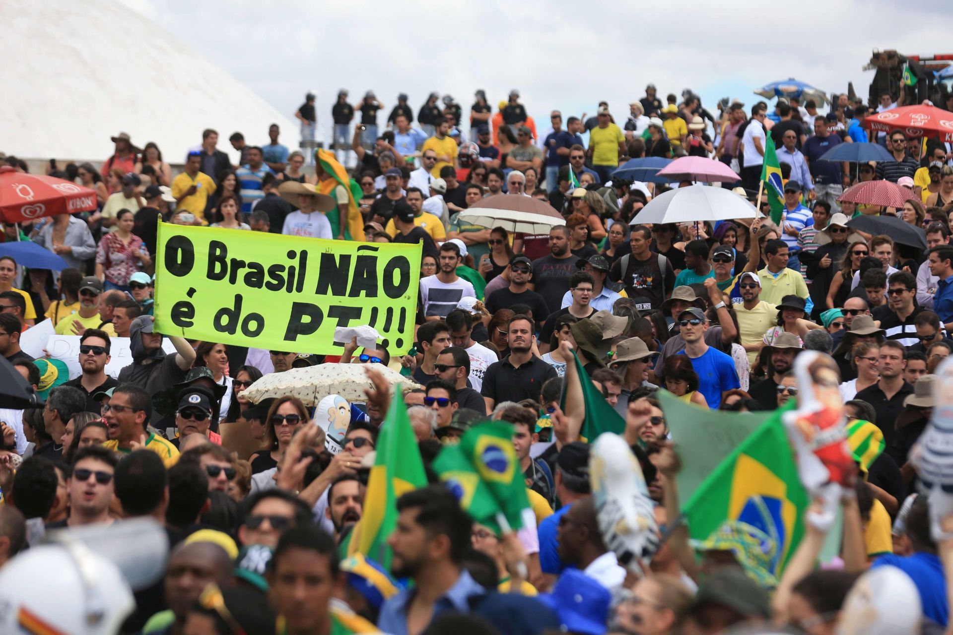 epa05216657 Demonstrators gather during a protest in front of Planalto Palace, in Brasilia, Brazil, 17 March 2016. Demonstrators staged a protest against the nomination of former Brazilian president Luiz Inacio Lula da Silva as new chief of staff. Shortly after Lula was sworn in, a judge ordered an injunction to block his appointment as minister. He is currently under investigation on suspicion of illicit enrichment, money laundering and document falsification.  EPA/SERGIO DUTTI