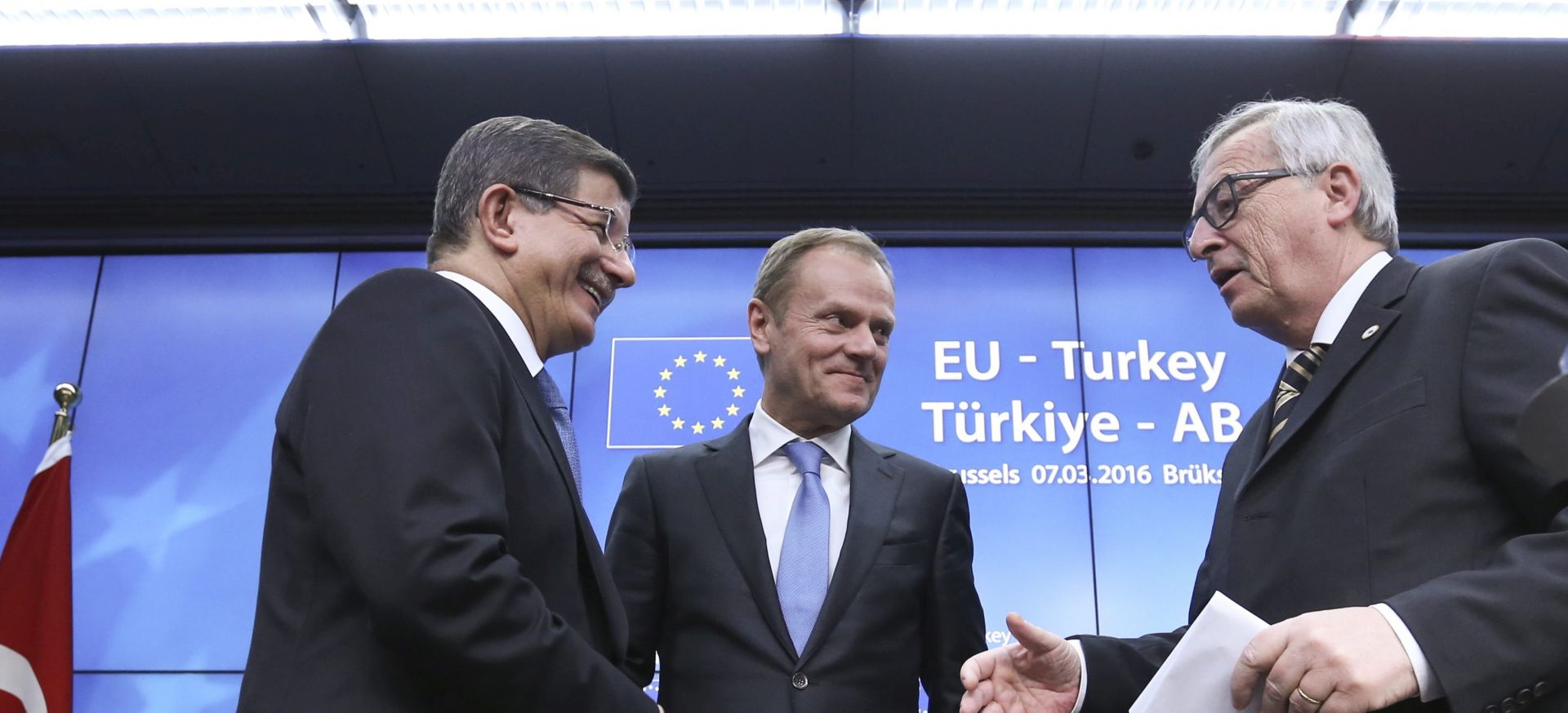 epa05200136 Turkish Prime Minister Ahmet Davutoglu (L), European council President Donald Tusk (C), and European Commission President Jean Claude Juncker (R) during a news conference at the end of an extraordinary summit of European Union leaders with Turkey in Brussels, Belgium, 08 March 2016. Turkish citizens would get visa-free access to the EU by the end of June as part of a deal being negotiated by the two sides to stem migration flows, Turkish Prime Minister Ahmet Davutoglu said. The EU is looking at giving Turkey more refugee aid, making progress on its EU membership bid and resettling Syrian refugees directly from Turkey, in exchange for Ankara agreeing to the return of all illegal migrants from Greece, EU President Donald Tusk said. Tusk said he will aim to work out the details of the agreement before EU leaders hold their next summit on 17-18 March.  EPA/OLIVIER HOSLET