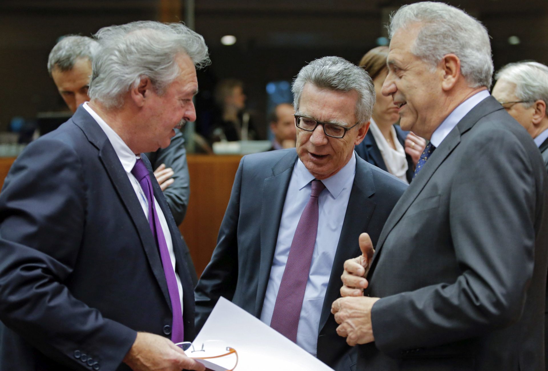 epa05179702 Luxembourg Foreign Minister Jean Asselborn (L-R), German Interior Minister Thomas de Maiziere, and EU Commissioner for Migration and Home Affairs Dimitris Avramopoulos talk during a extraordinary Justice and Home Affairs Council meeting in Brussels, Belgium, 25 February 2015. EU interior ministers will mainly talk on how to tackle the ongoing migrant crisis.  EPA/LAURENT DUBRULE