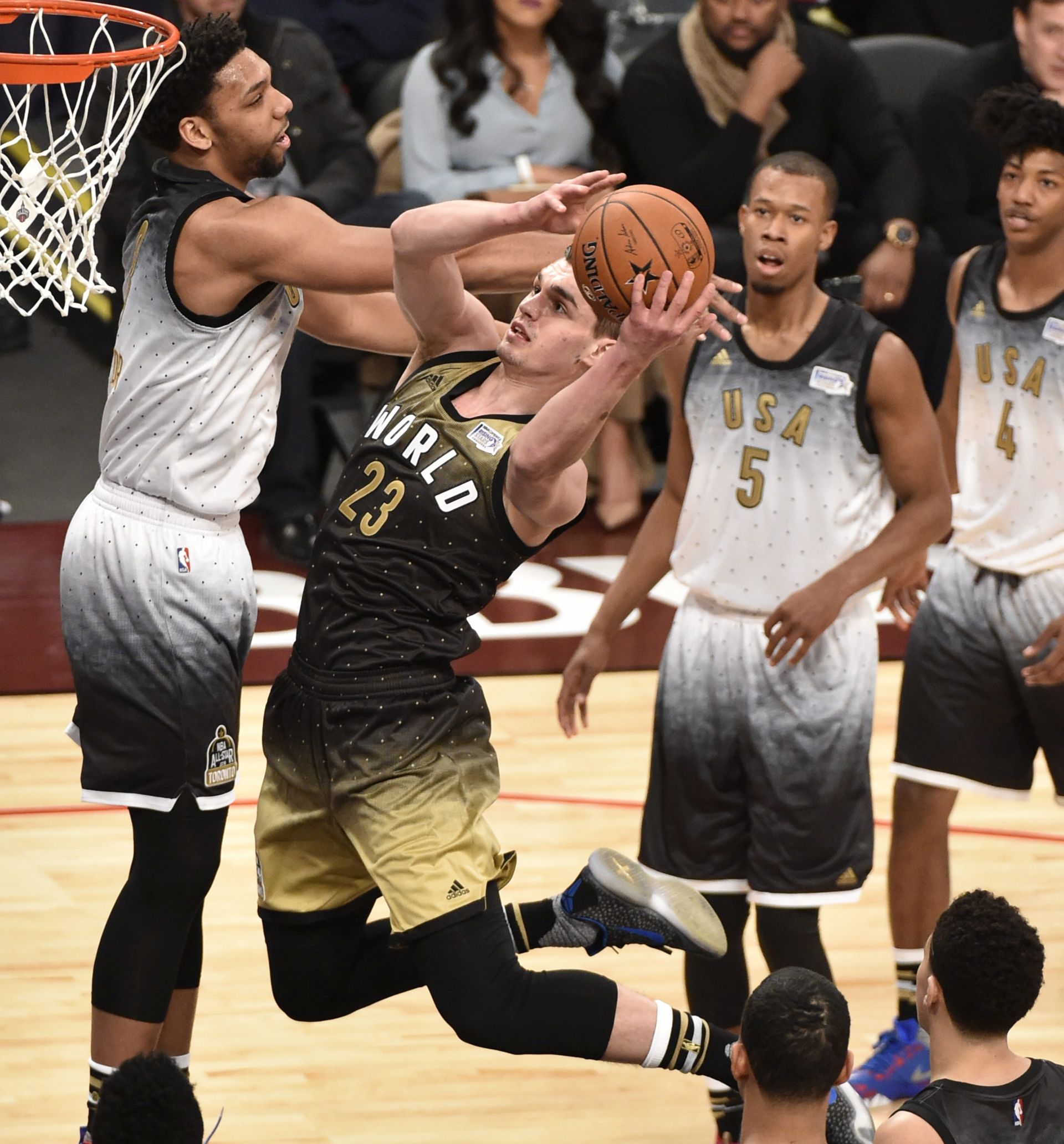 epa05157572 World Team player Mario Hezonja of Croatia (R) goes to the basket against United States Team player Jahlil Okafor (L)during the Rising Stars Challenge game in Toronto, Ontario, Canada, 12 February 2016. This is the first time the NBA All-Star game has been held outside the United States.  EPA/WARREN TODA CORBIS OUT